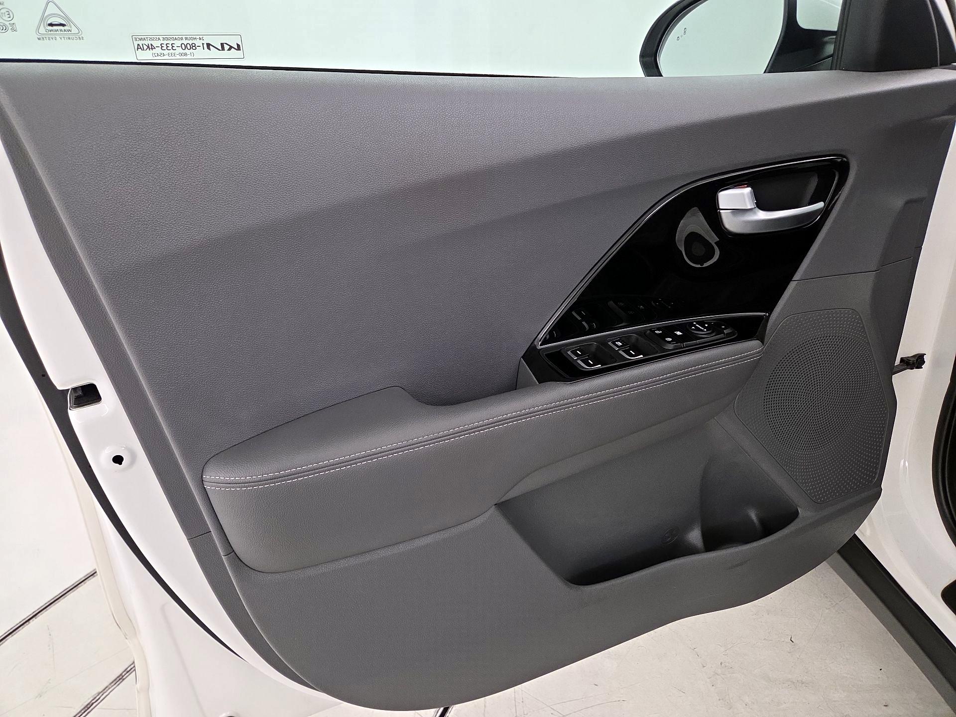 Thumbnail: 2022 Kia Niro - 12