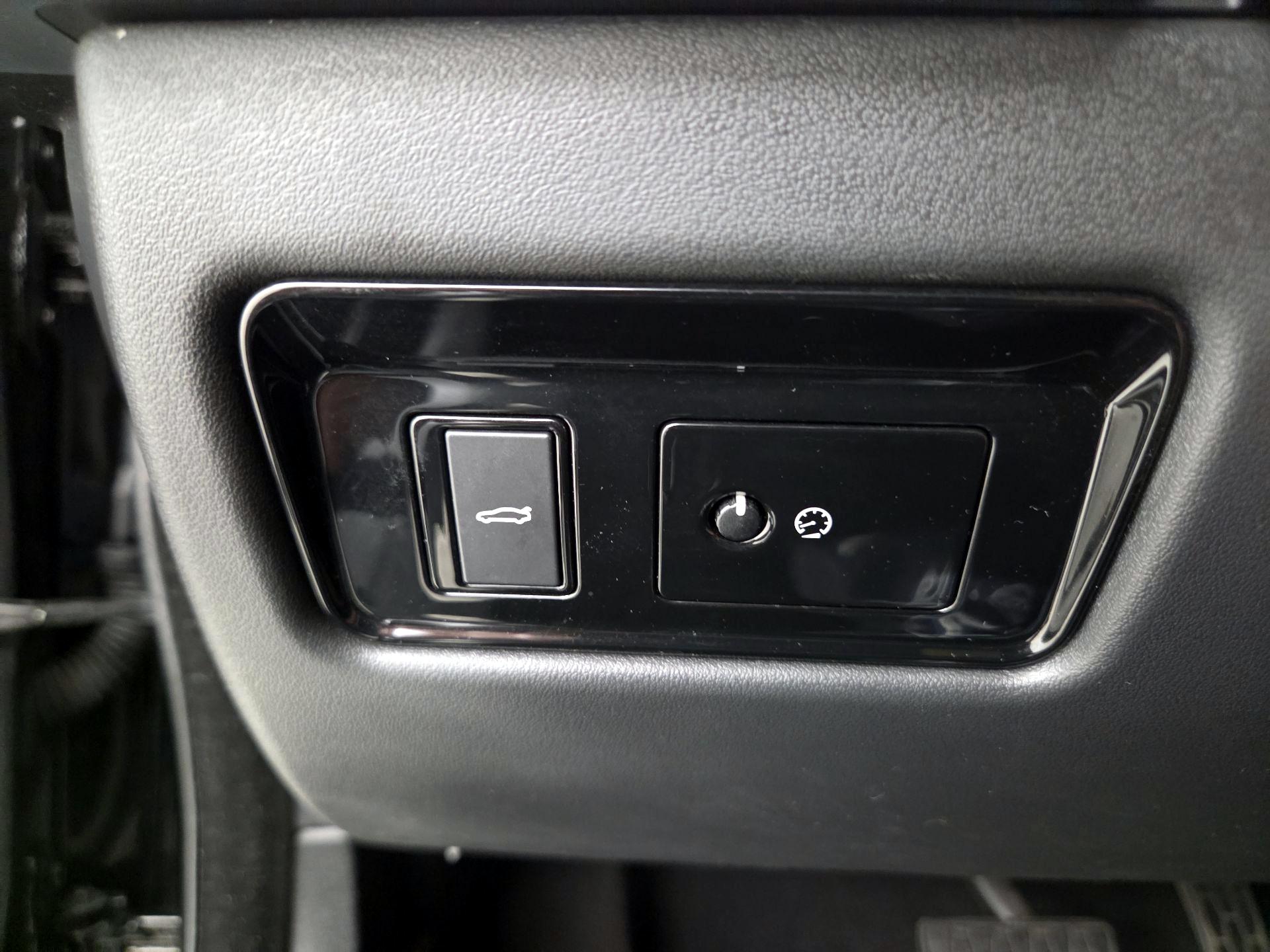 Thumbnail: 2017 Jaguar XE - 13