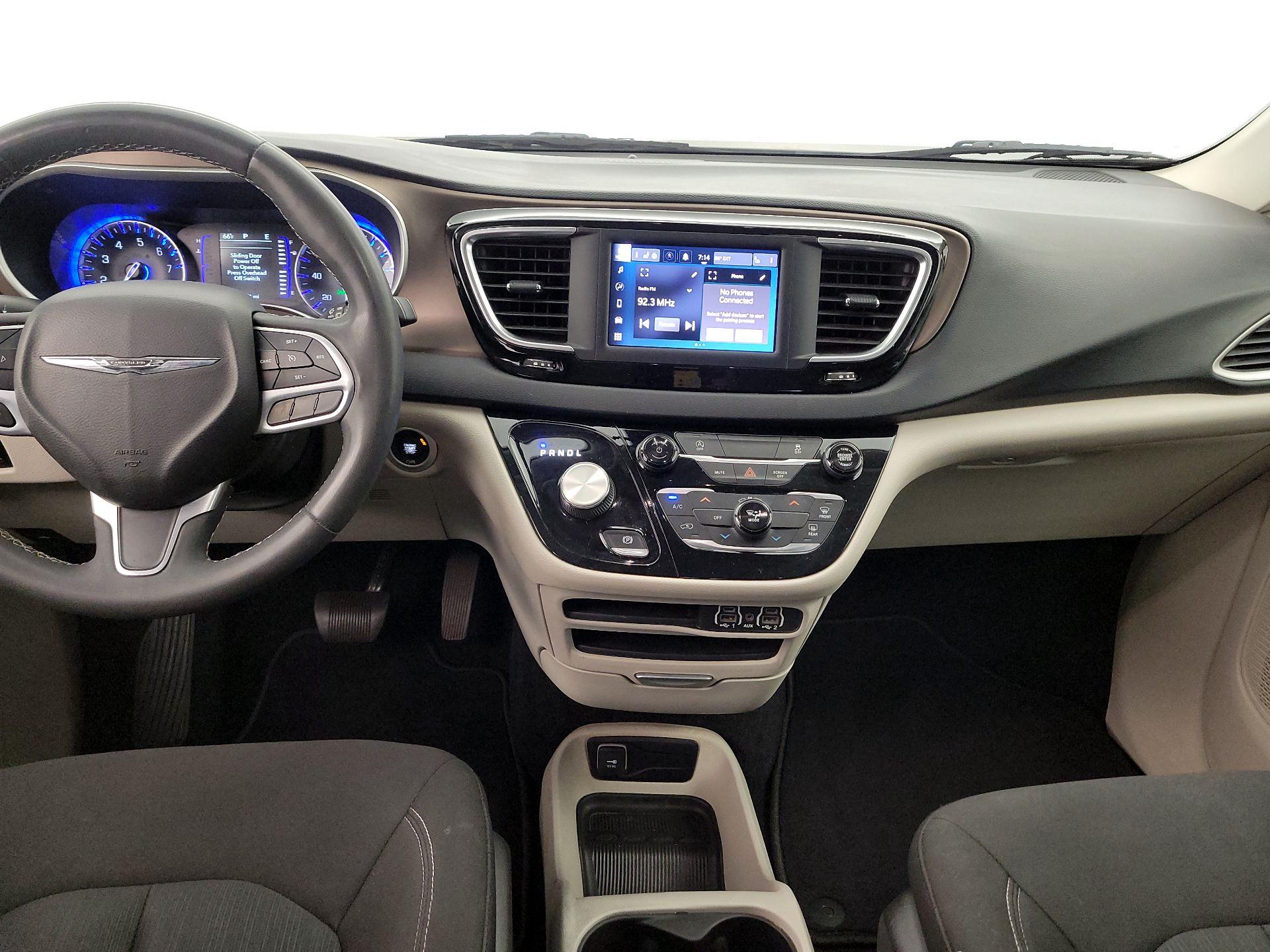 Thumbnail: 2022 Chrysler Voyager - 9