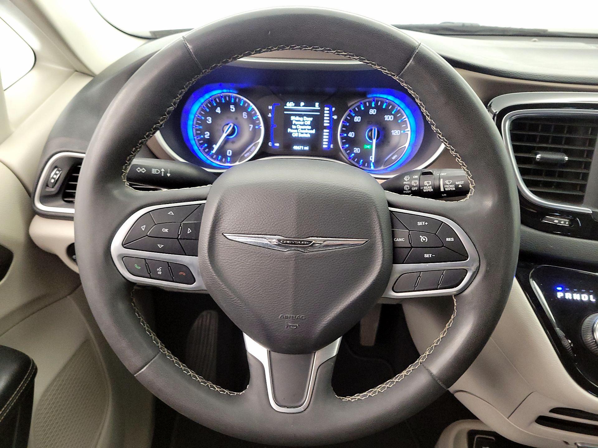 Thumbnail: 2022 Chrysler Voyager - 10