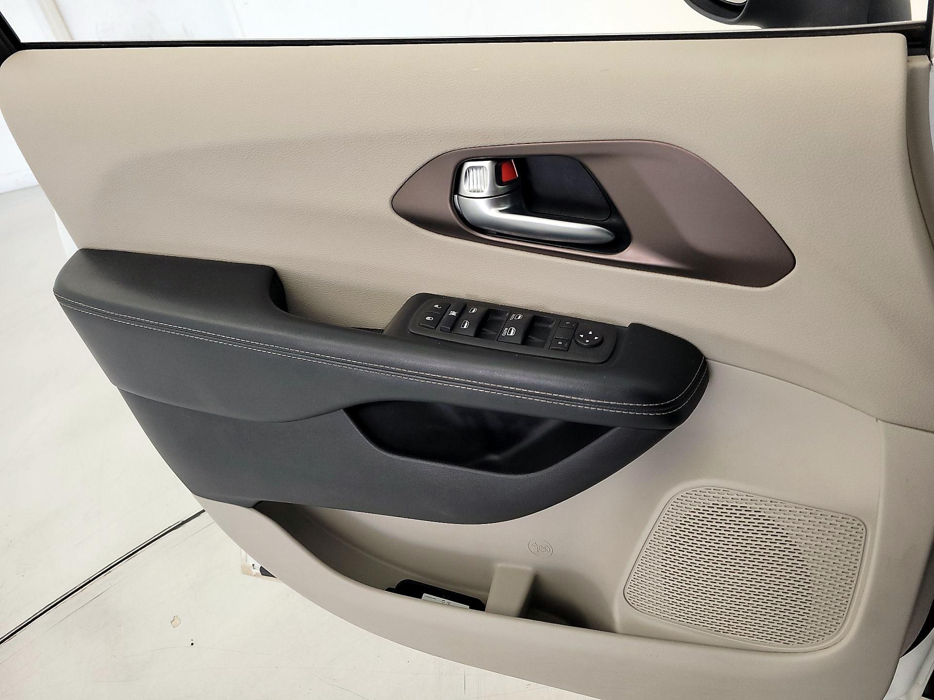 Thumbnail: 2022 Chrysler Voyager - 12