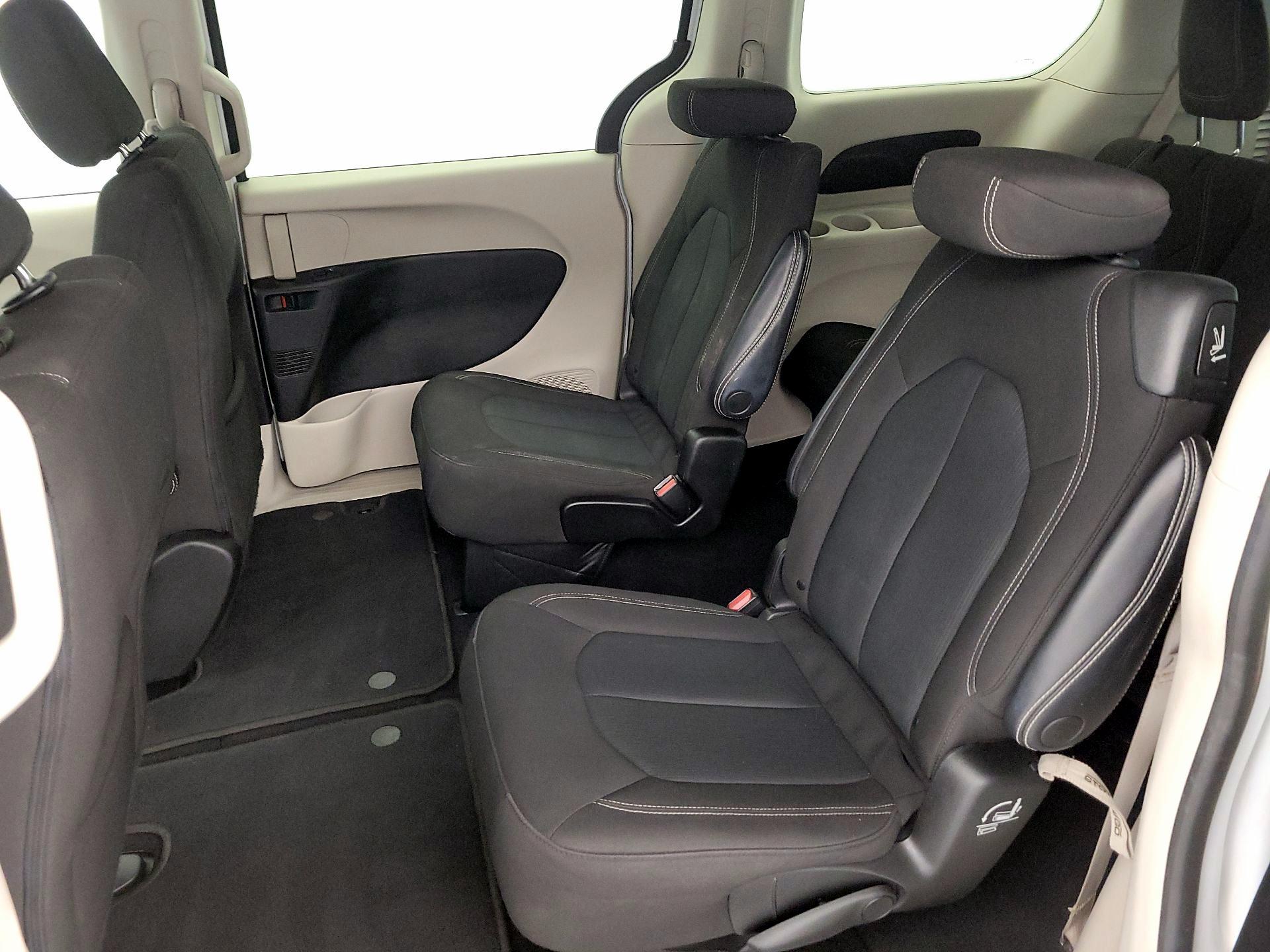 Thumbnail: 2022 Chrysler Voyager - 19