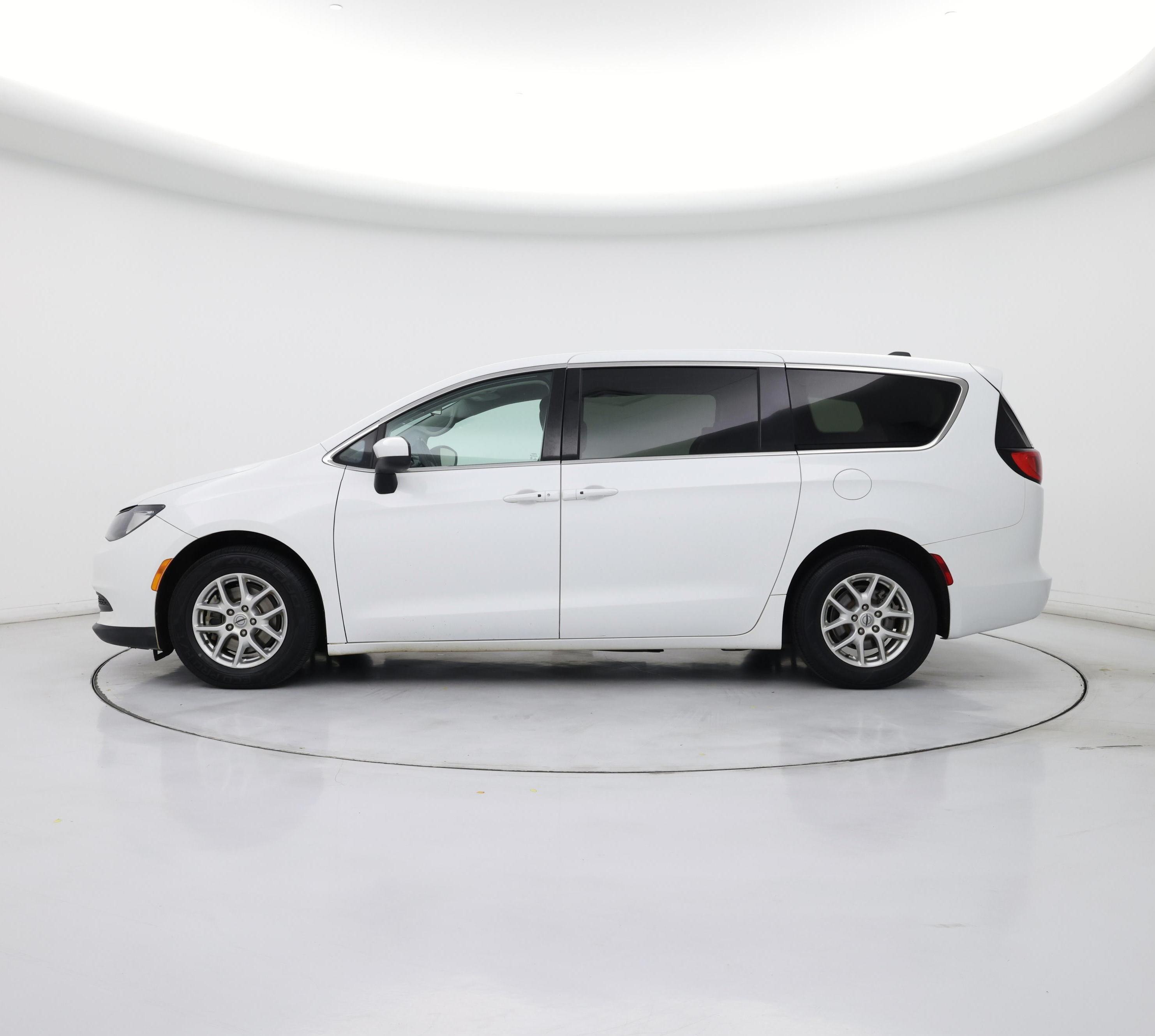 Thumbnail: 2022 Chrysler Voyager - 3