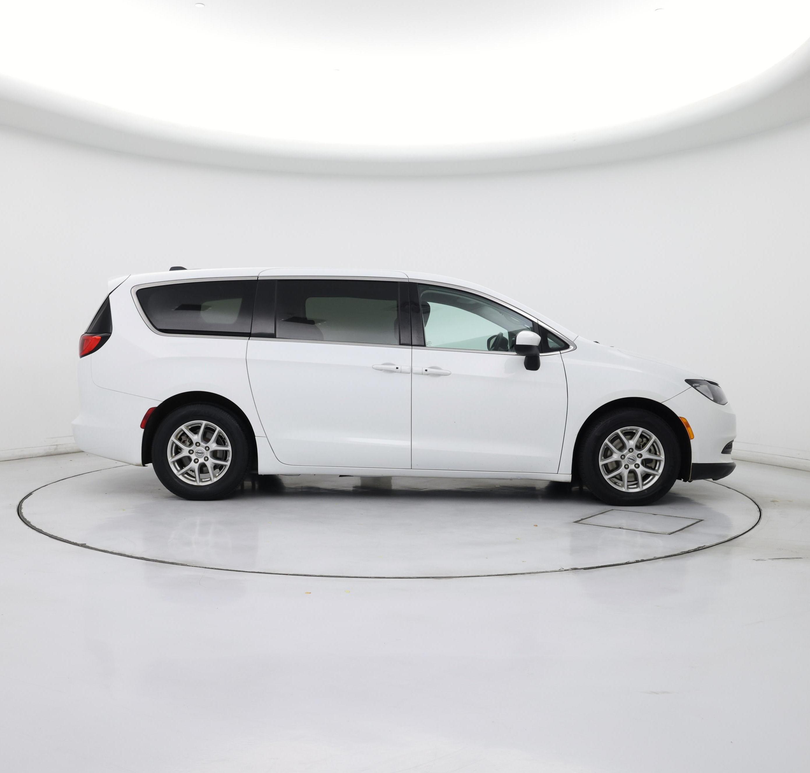 Thumbnail: 2022 Chrysler Voyager - 7