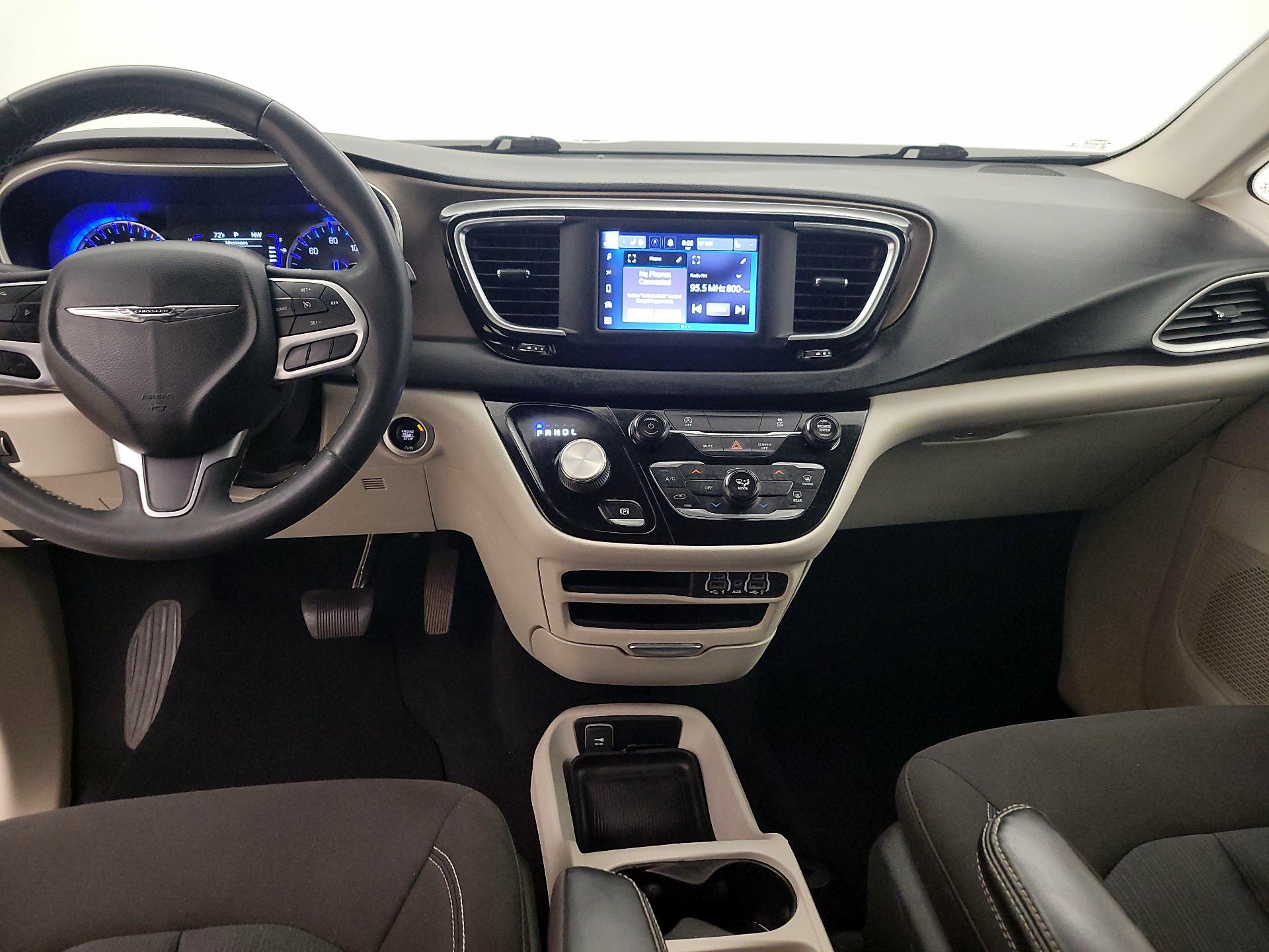 Thumbnail: 2022 Chrysler Voyager - 9