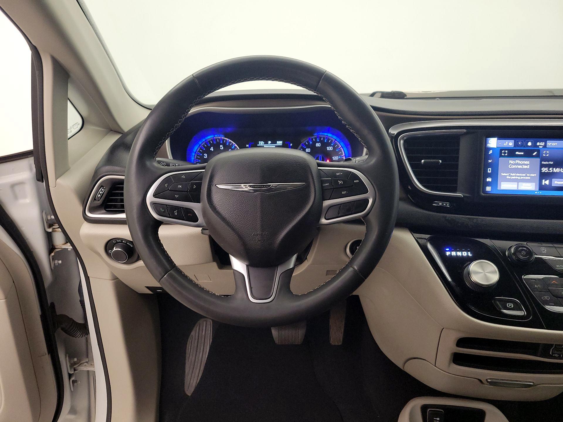 Thumbnail: 2022 Chrysler Voyager - 10