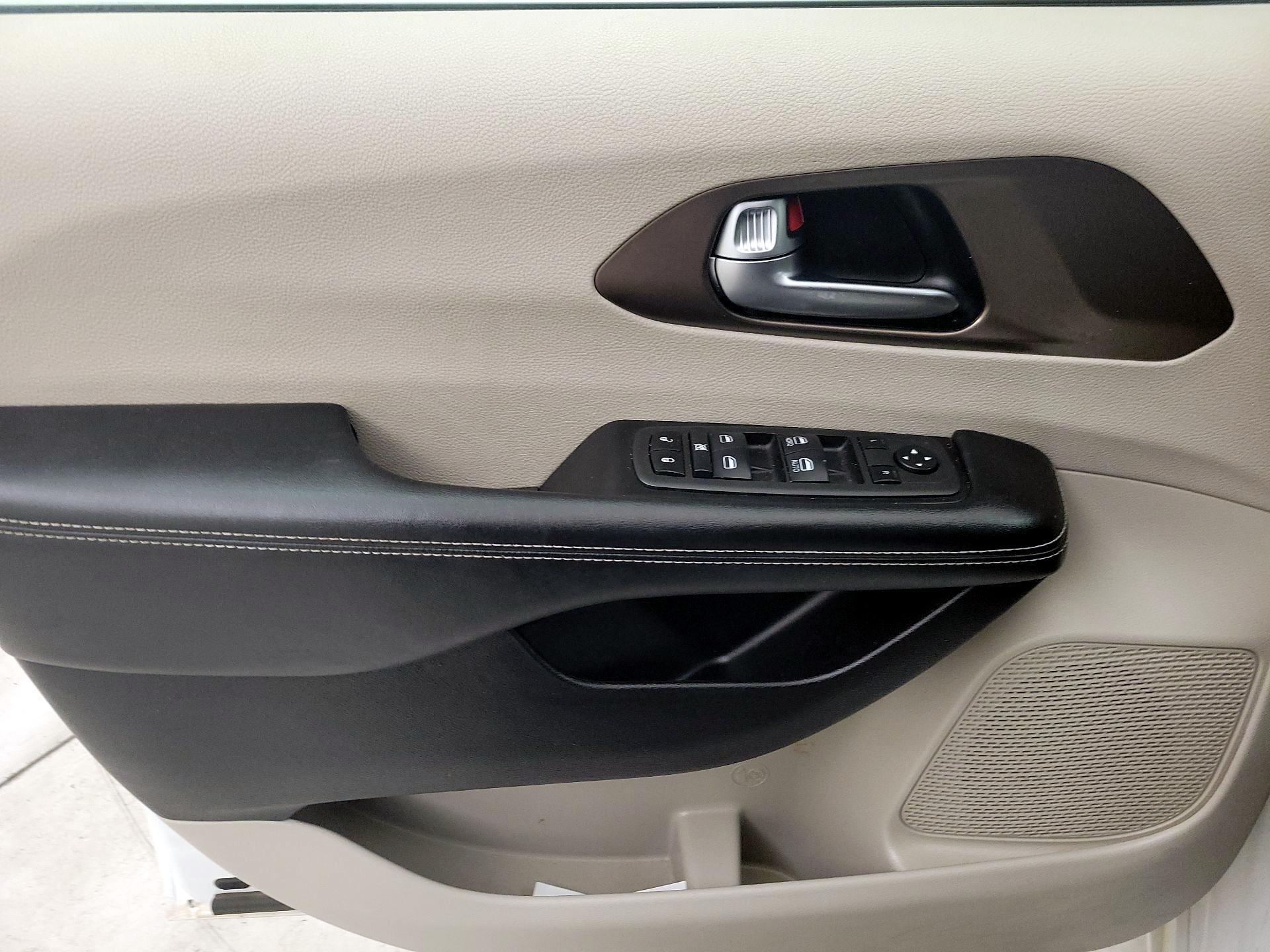 Thumbnail: 2022 Chrysler Voyager - 12
