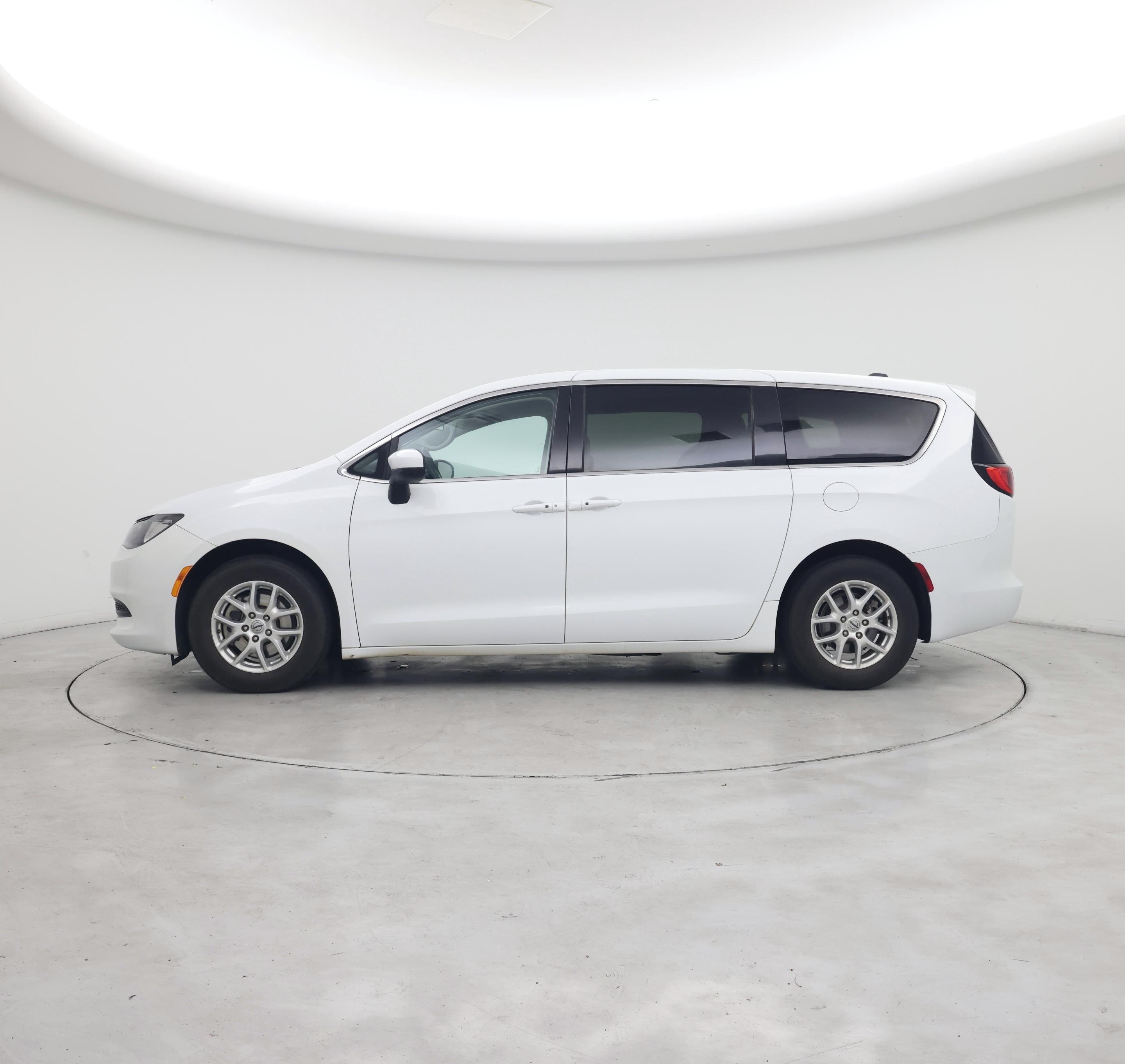 Thumbnail: 2022 Chrysler Voyager - 3