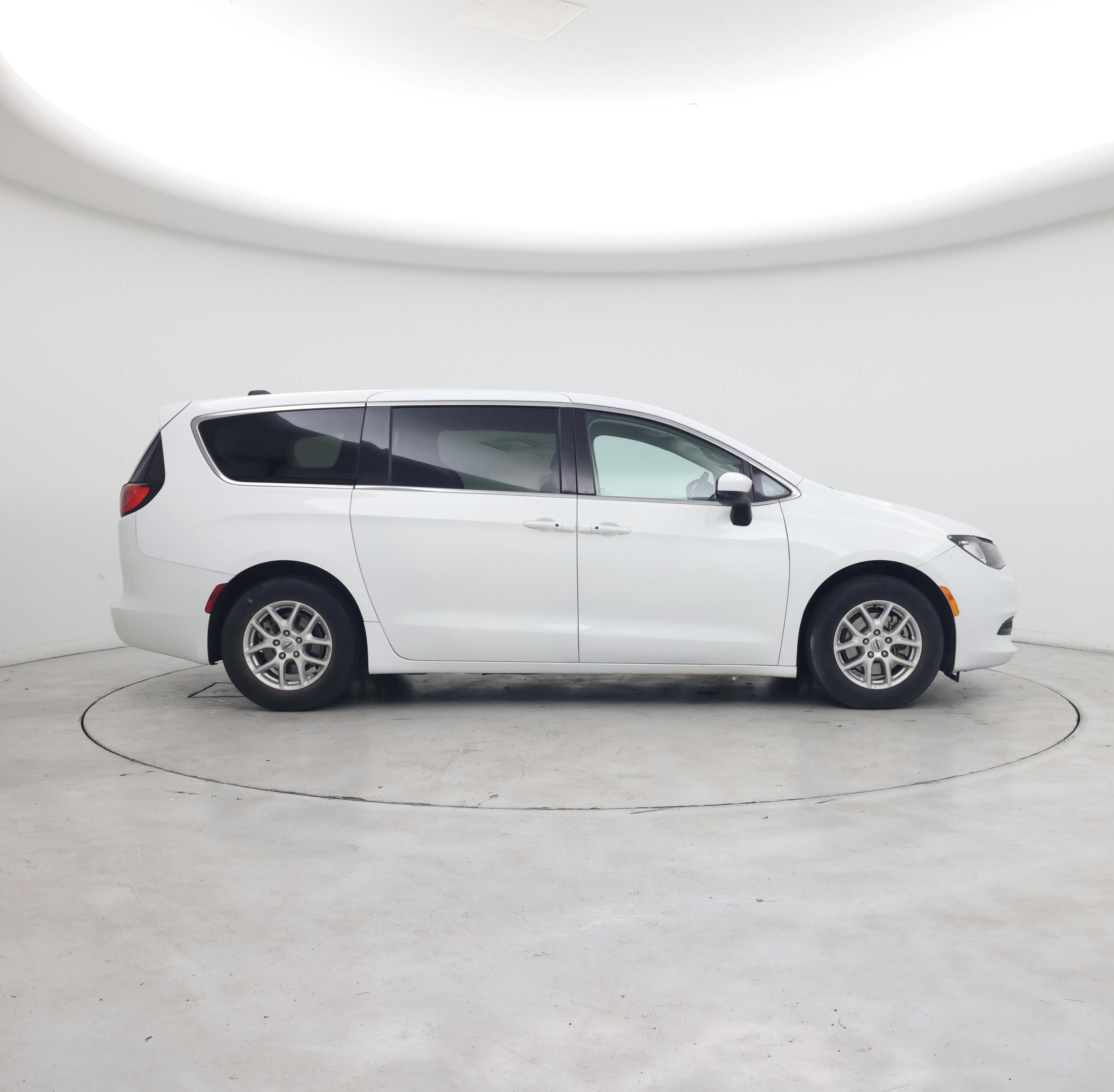 Thumbnail: 2022 Chrysler Voyager - 7