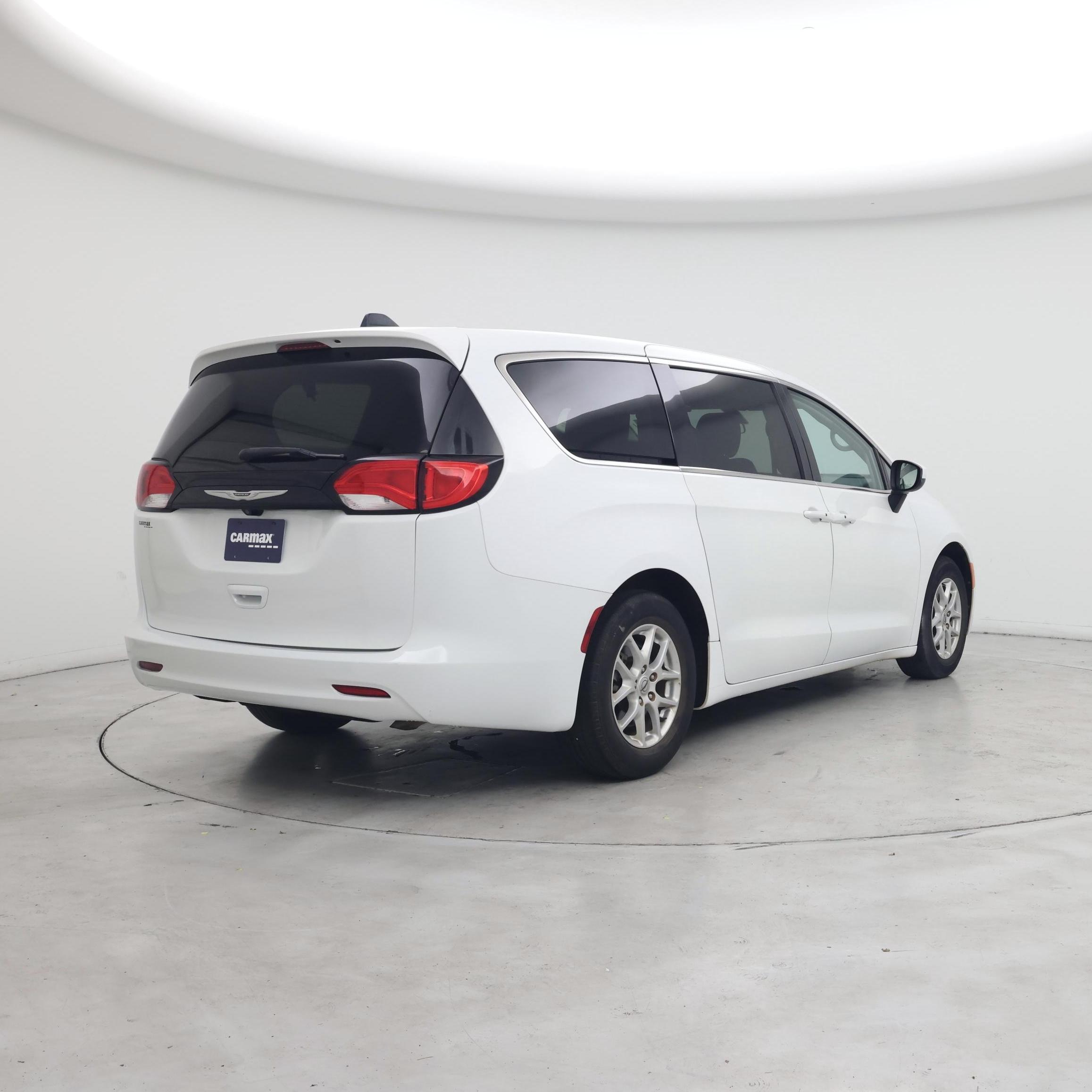 Thumbnail: 2022 Chrysler Voyager - 8