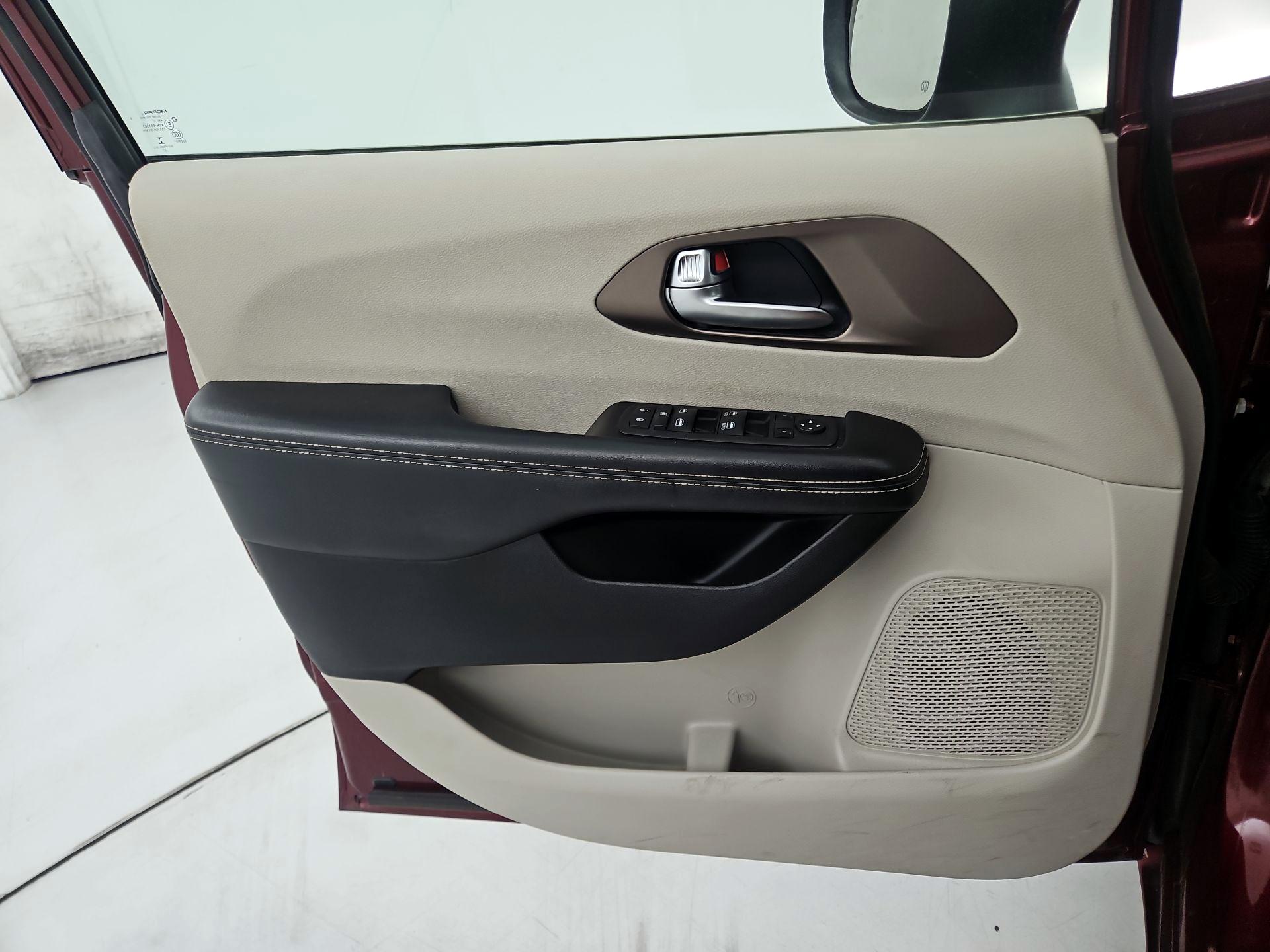 Thumbnail: 2022 Chrysler Voyager - 12