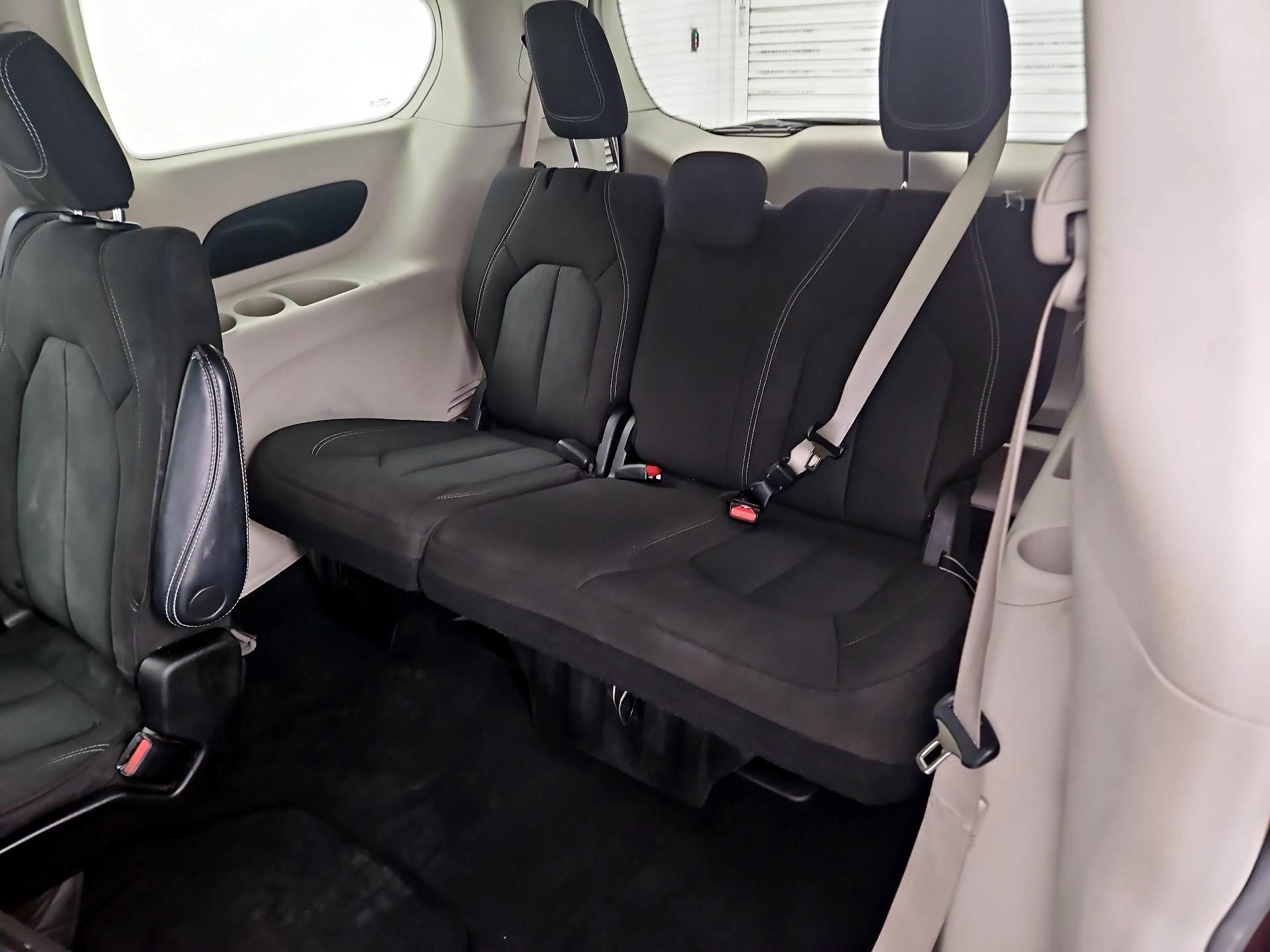 Thumbnail: 2022 Chrysler Voyager - 20
