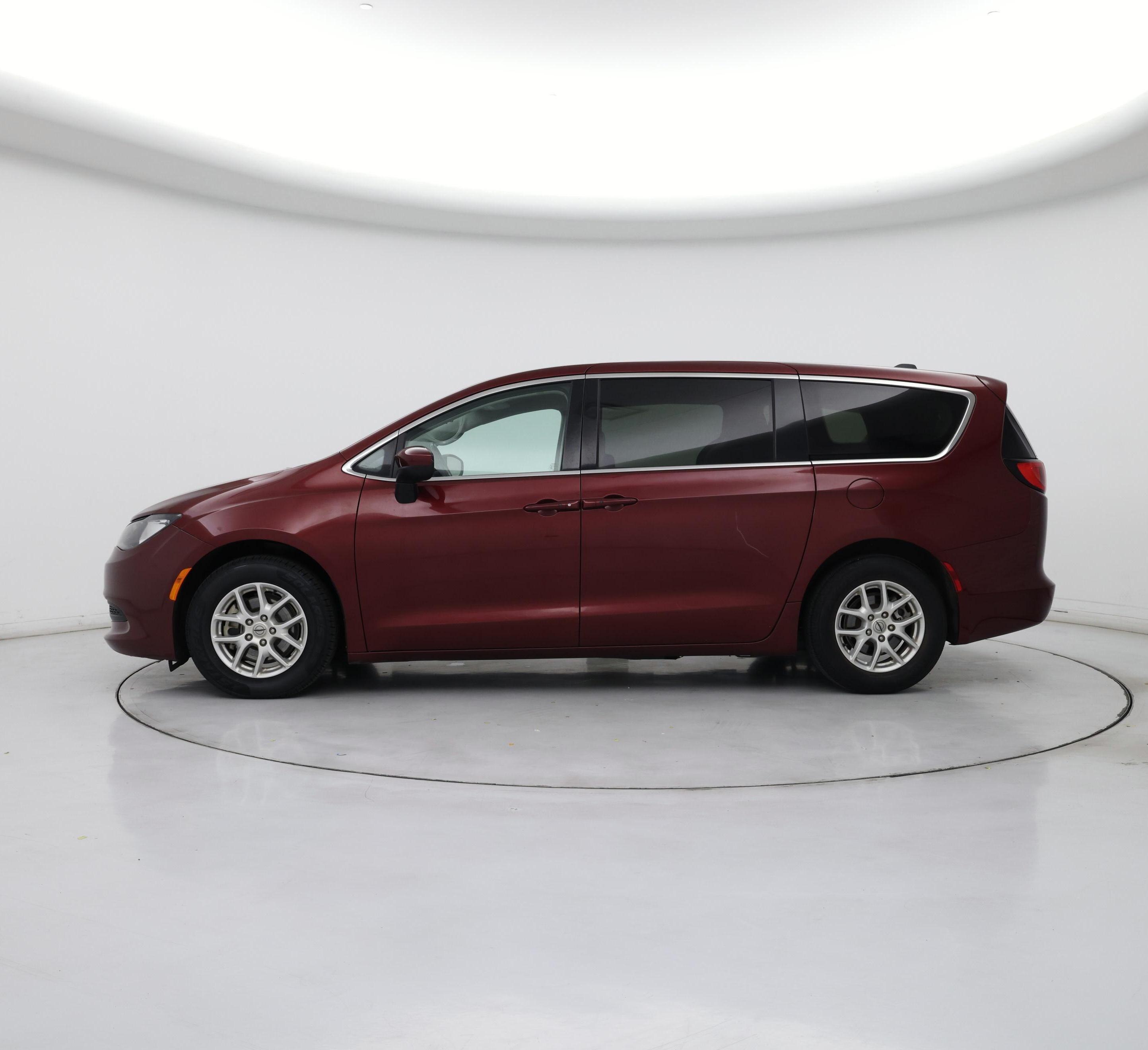 Thumbnail: 2022 Chrysler Voyager - 3