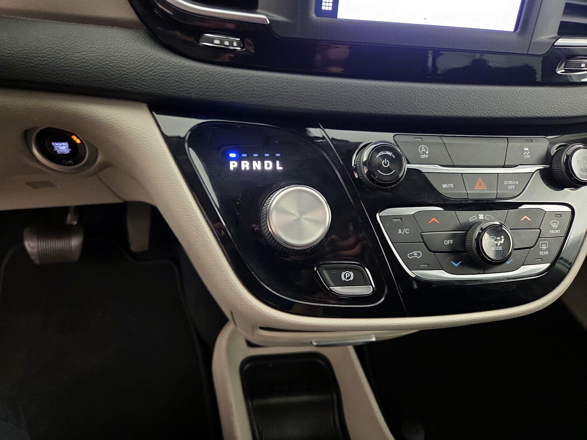 Thumbnail: 2022 Chrysler Voyager - 17