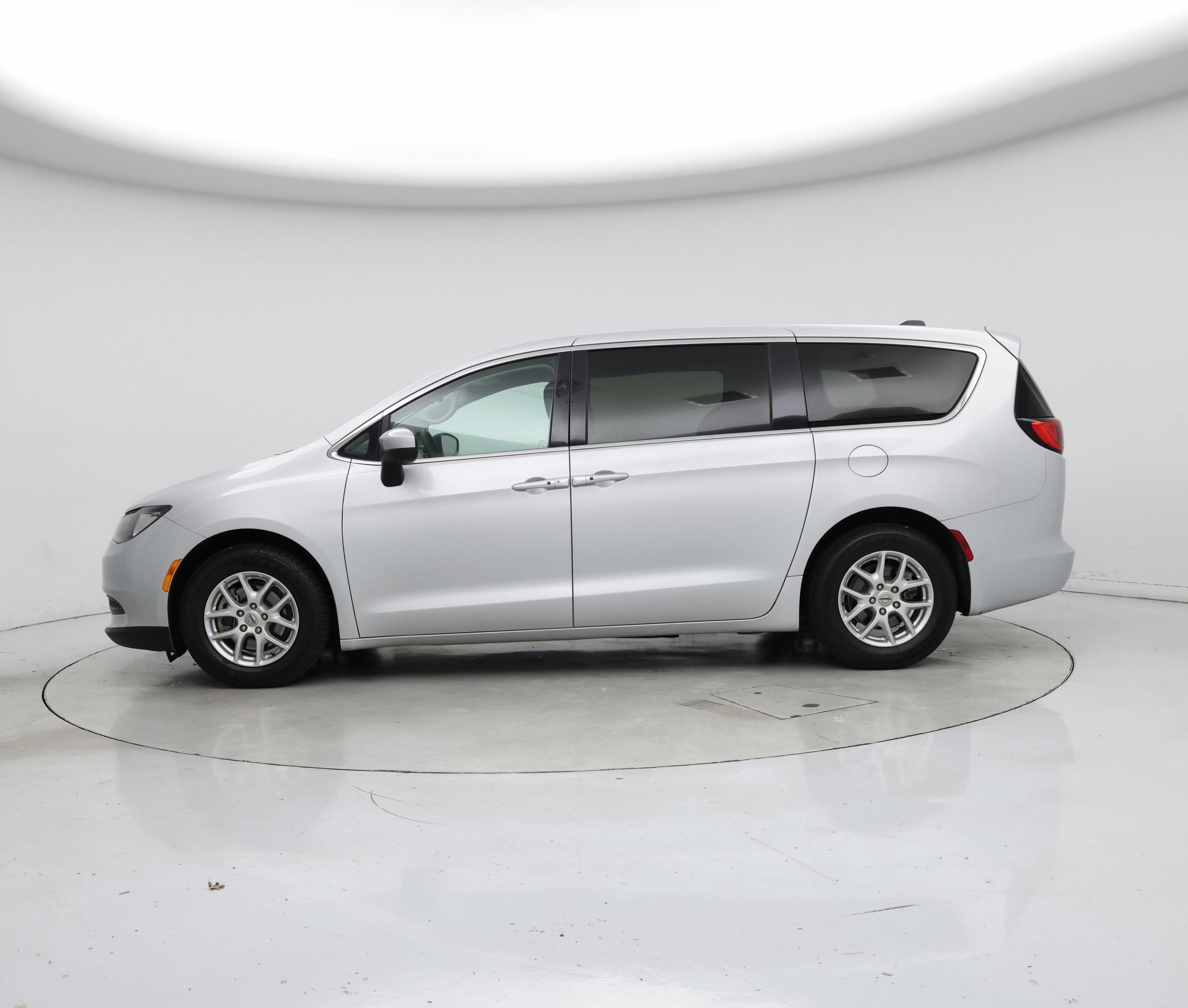 Thumbnail: 2022 Chrysler Voyager - 3