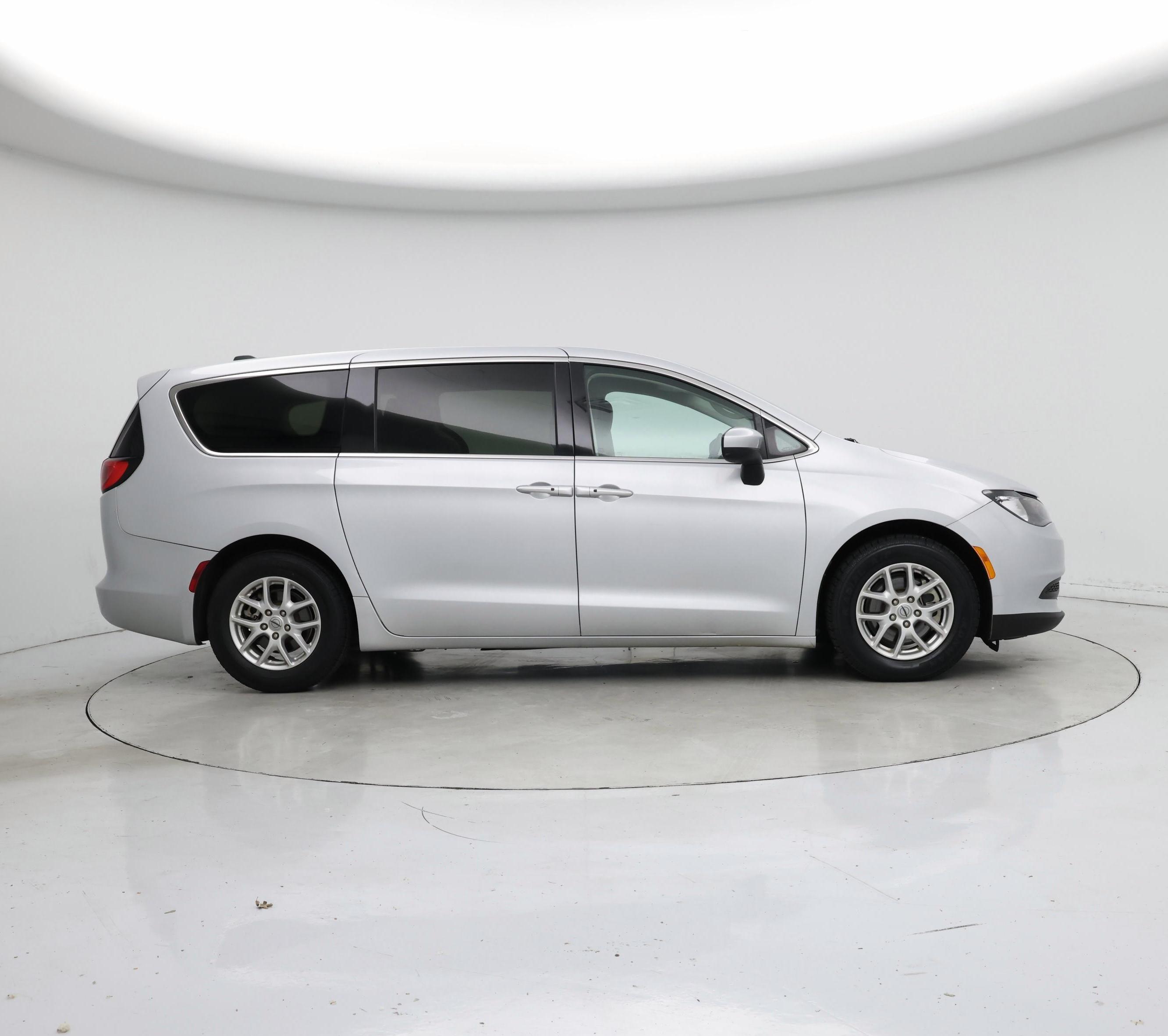 Thumbnail: 2022 Chrysler Voyager - 7