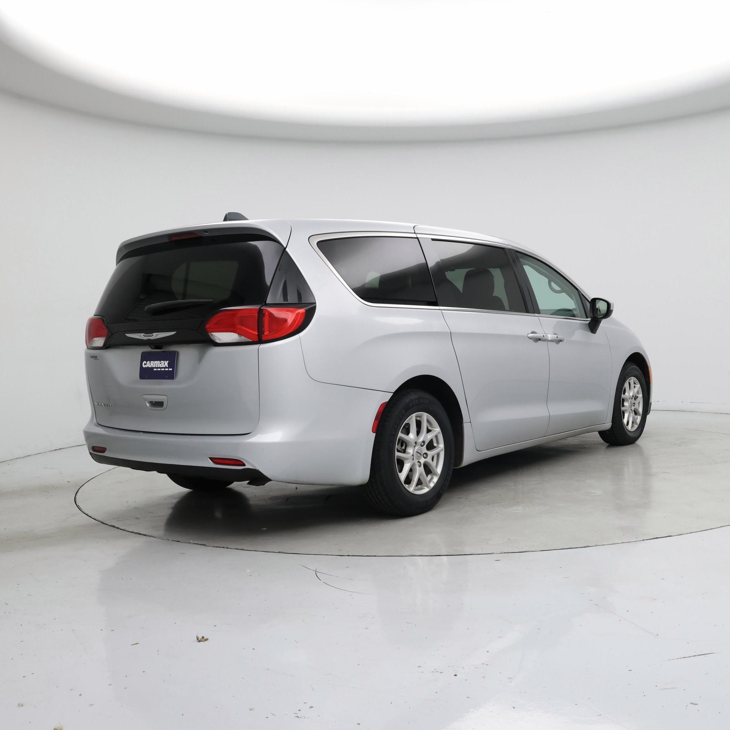 Thumbnail: 2022 Chrysler Voyager - 8