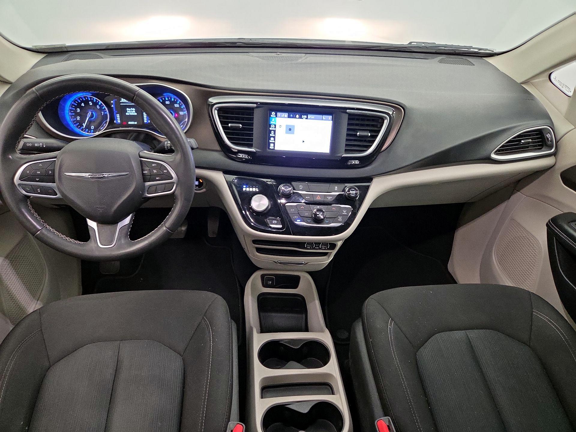 Thumbnail: 2022 Chrysler Voyager - 9