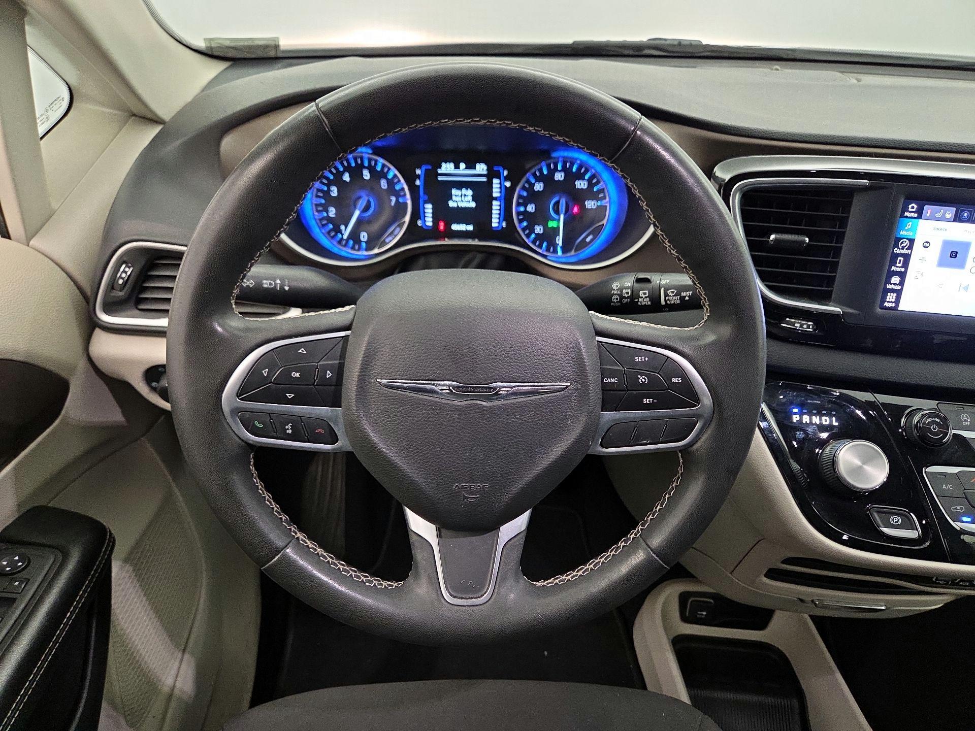 Thumbnail: 2022 Chrysler Voyager - 10