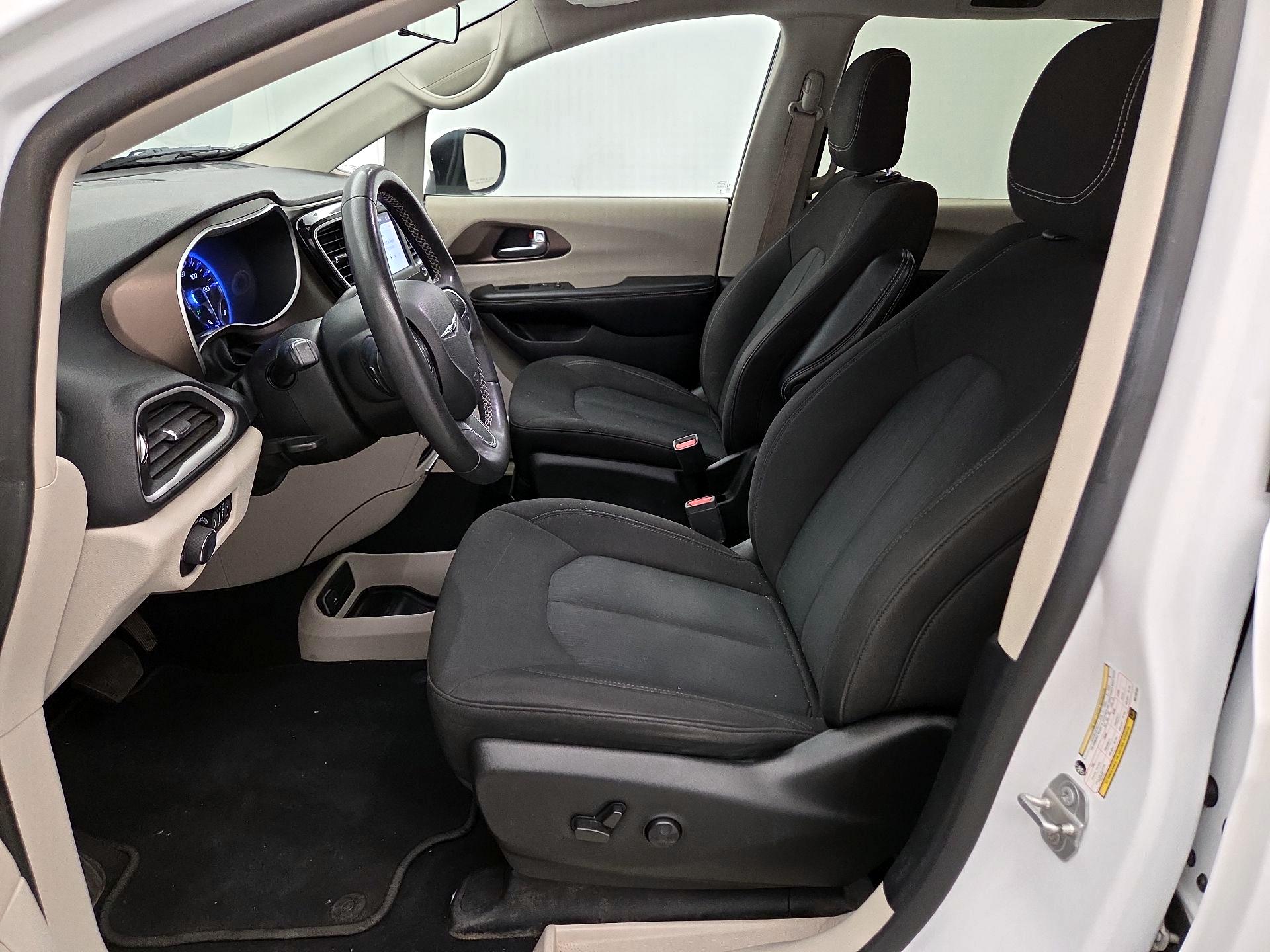Thumbnail: 2022 Chrysler Voyager - 11