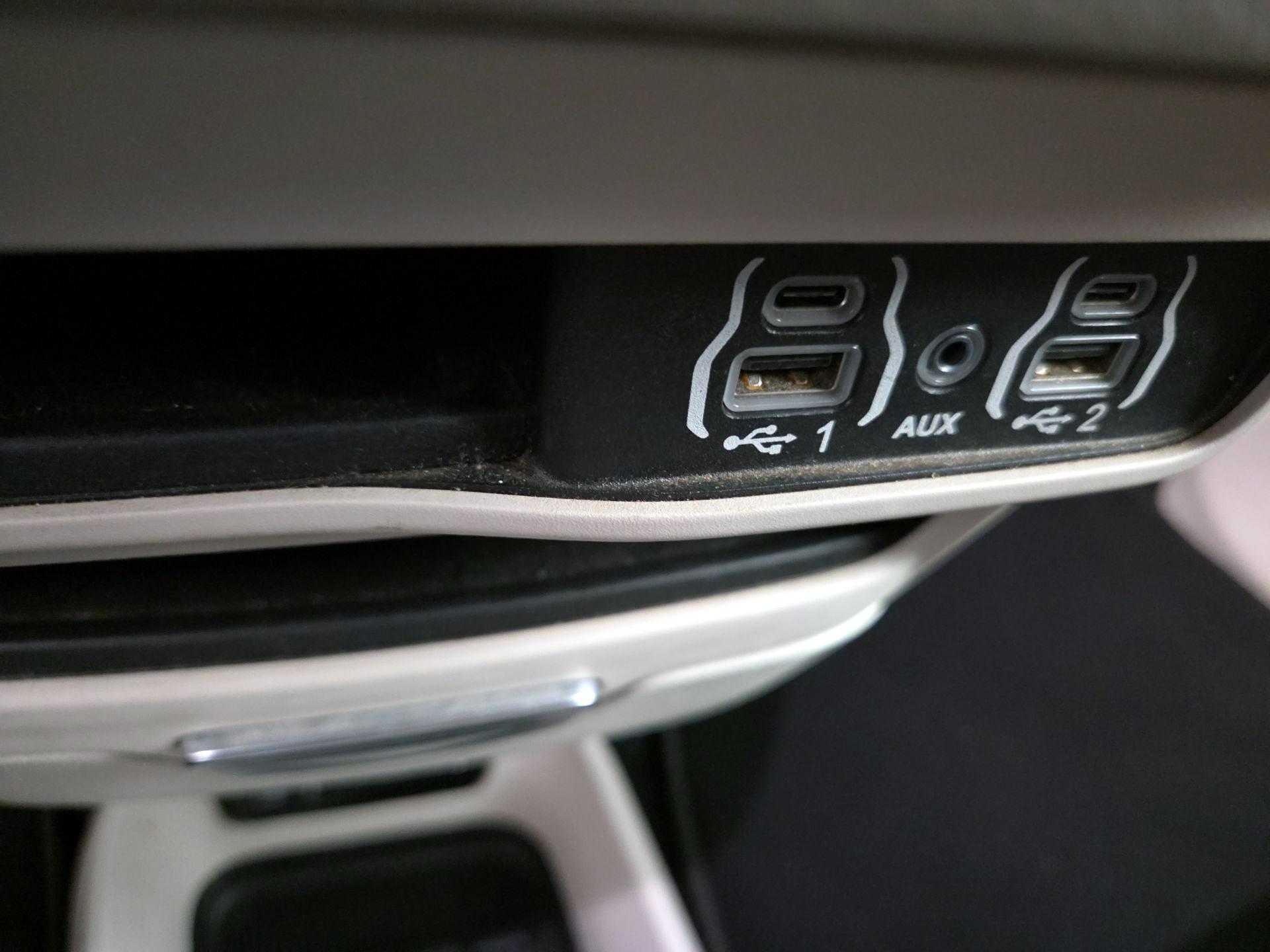 Thumbnail: 2022 Chrysler Voyager - 18
