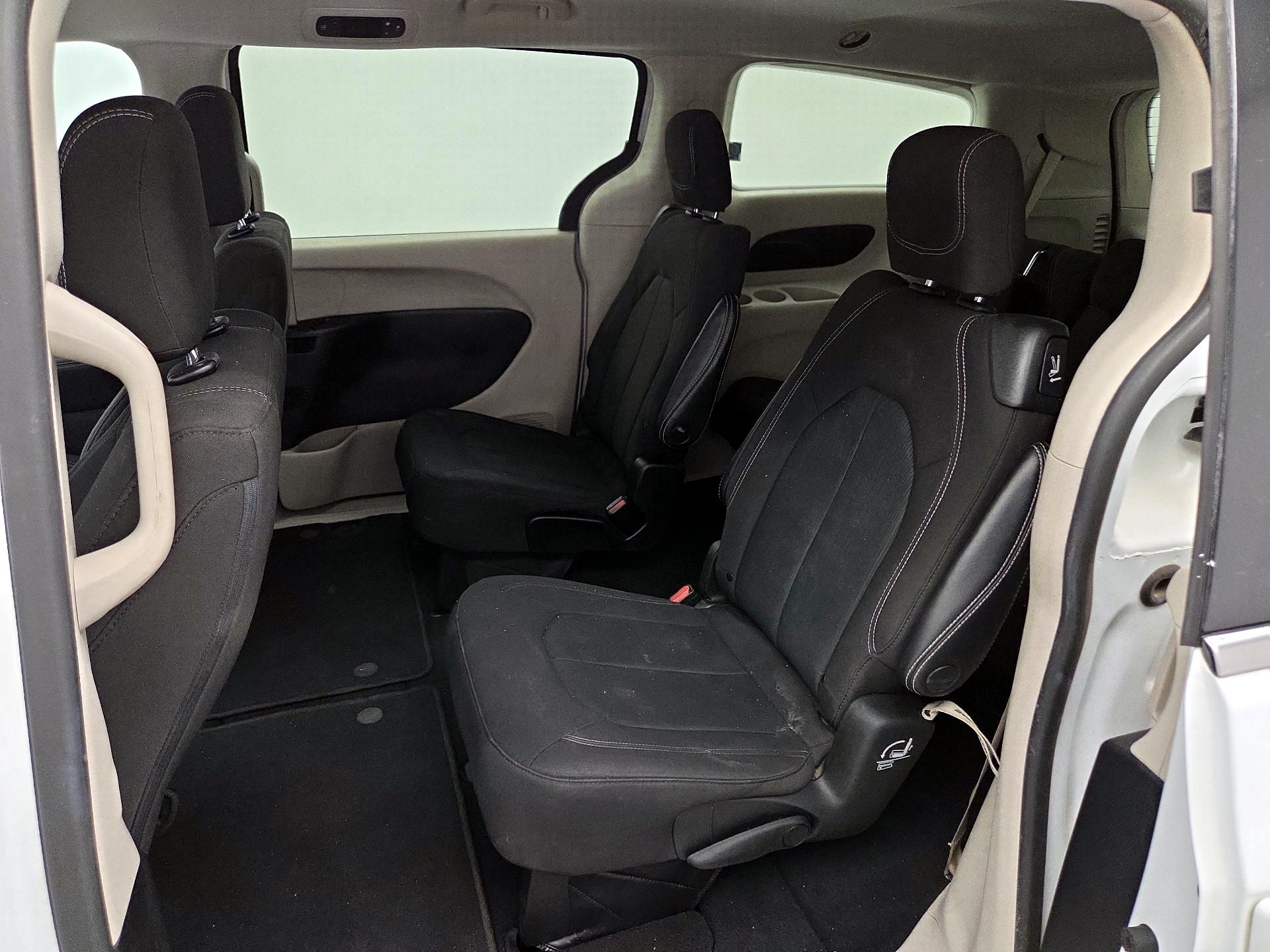 Thumbnail: 2022 Chrysler Voyager - 19