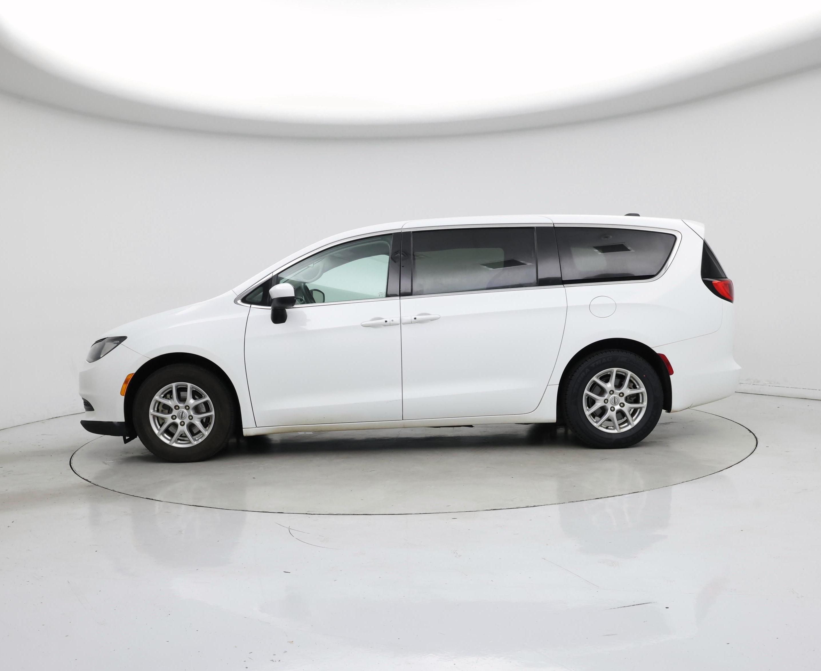 Thumbnail: 2022 Chrysler Voyager - 3