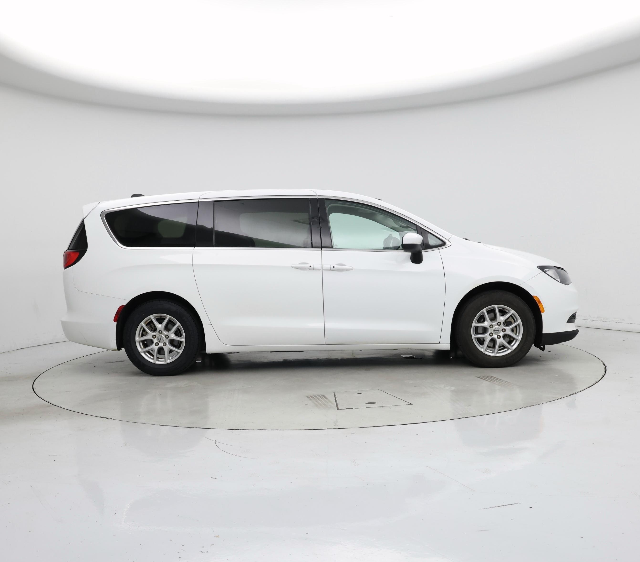 Thumbnail: 2022 Chrysler Voyager - 7
