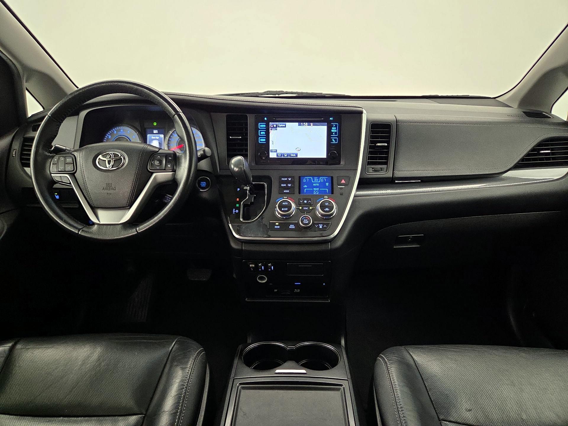 Thumbnail: 2017 Toyota Sienna - 9