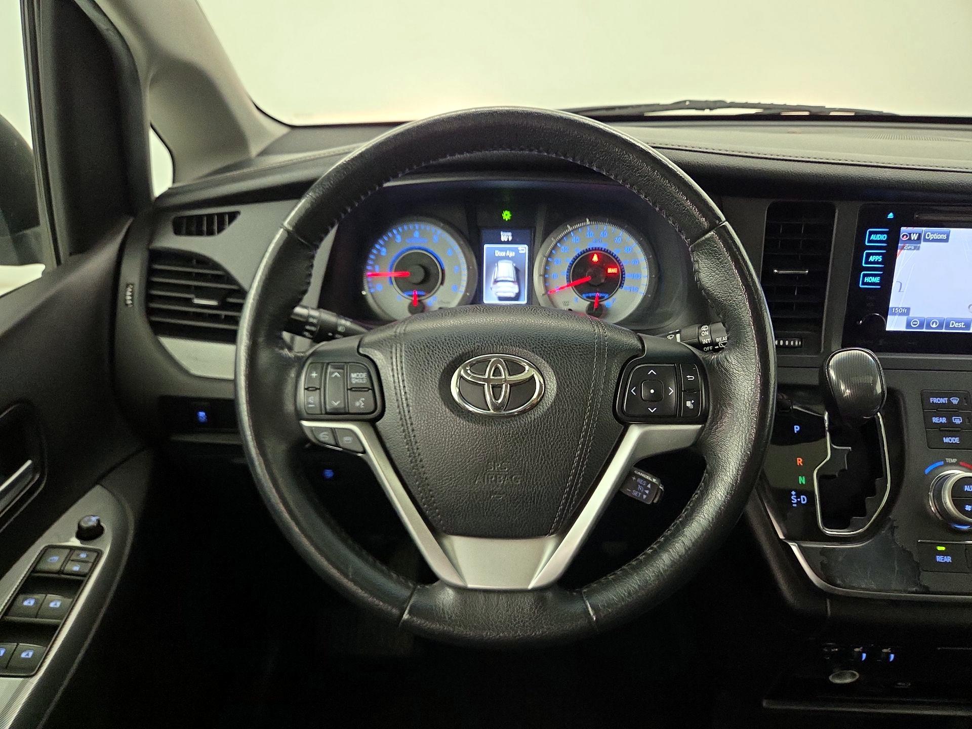 Thumbnail: 2017 Toyota Sienna - 10
