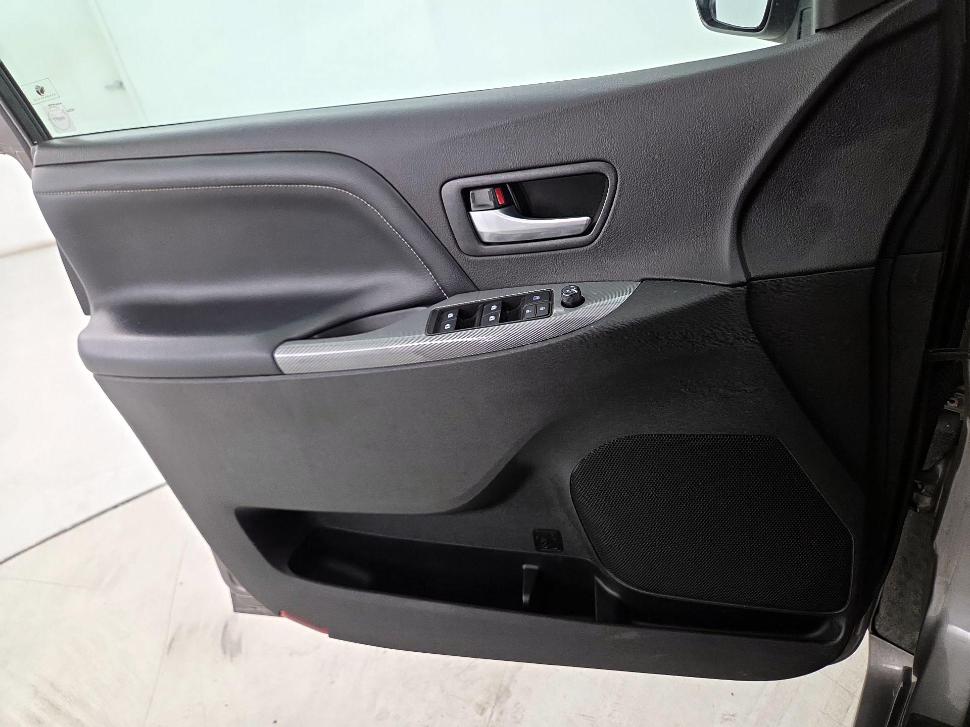 Thumbnail: 2017 Toyota Sienna - 12