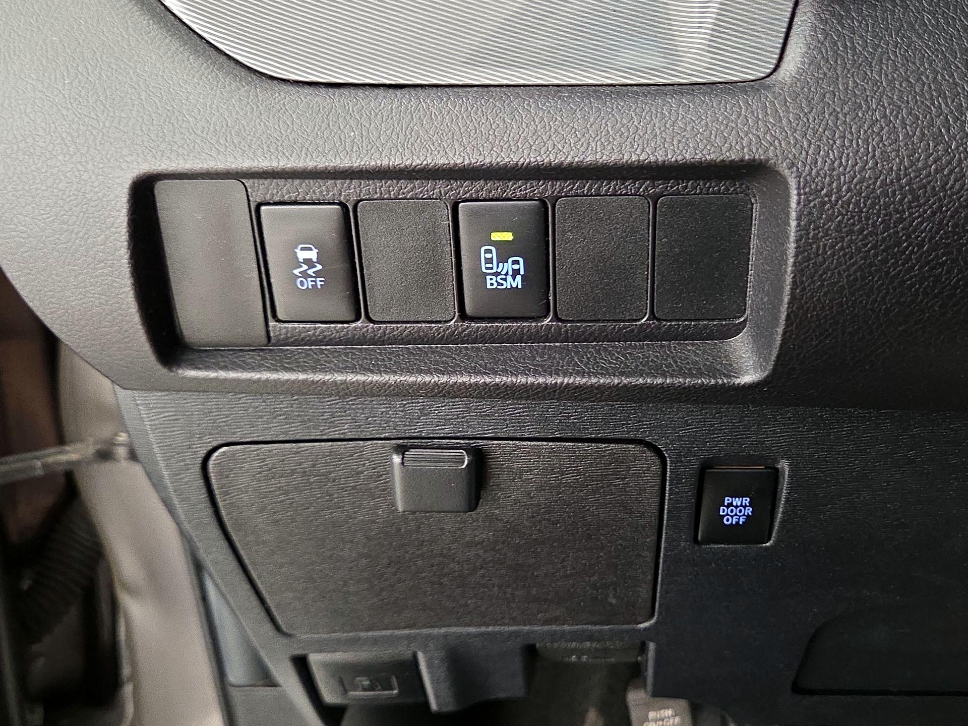 Thumbnail: 2017 Toyota Sienna - 13