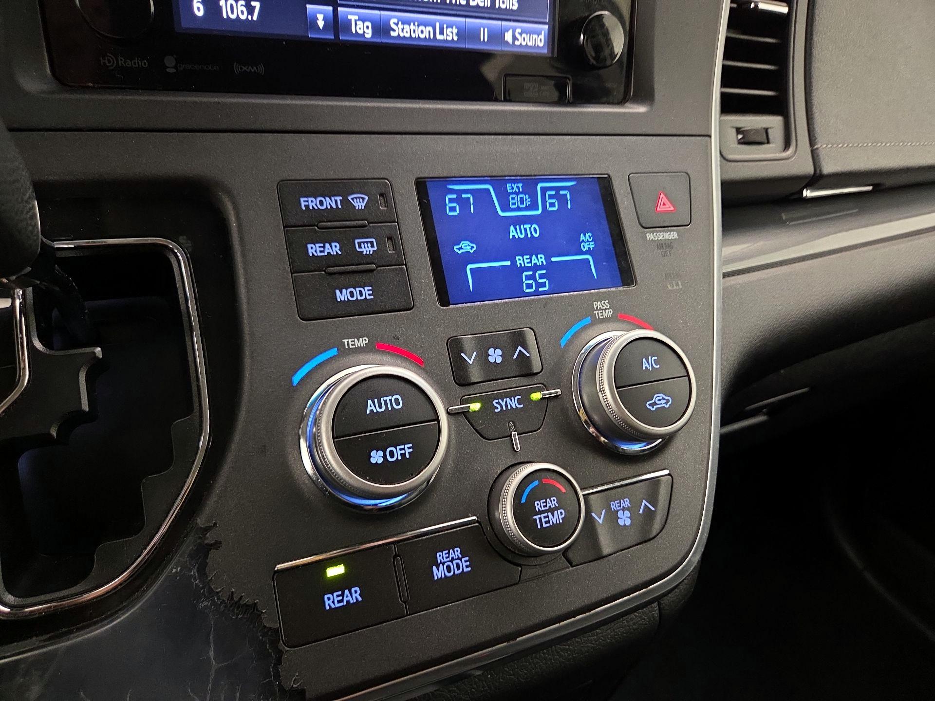 Thumbnail: 2017 Toyota Sienna - 17