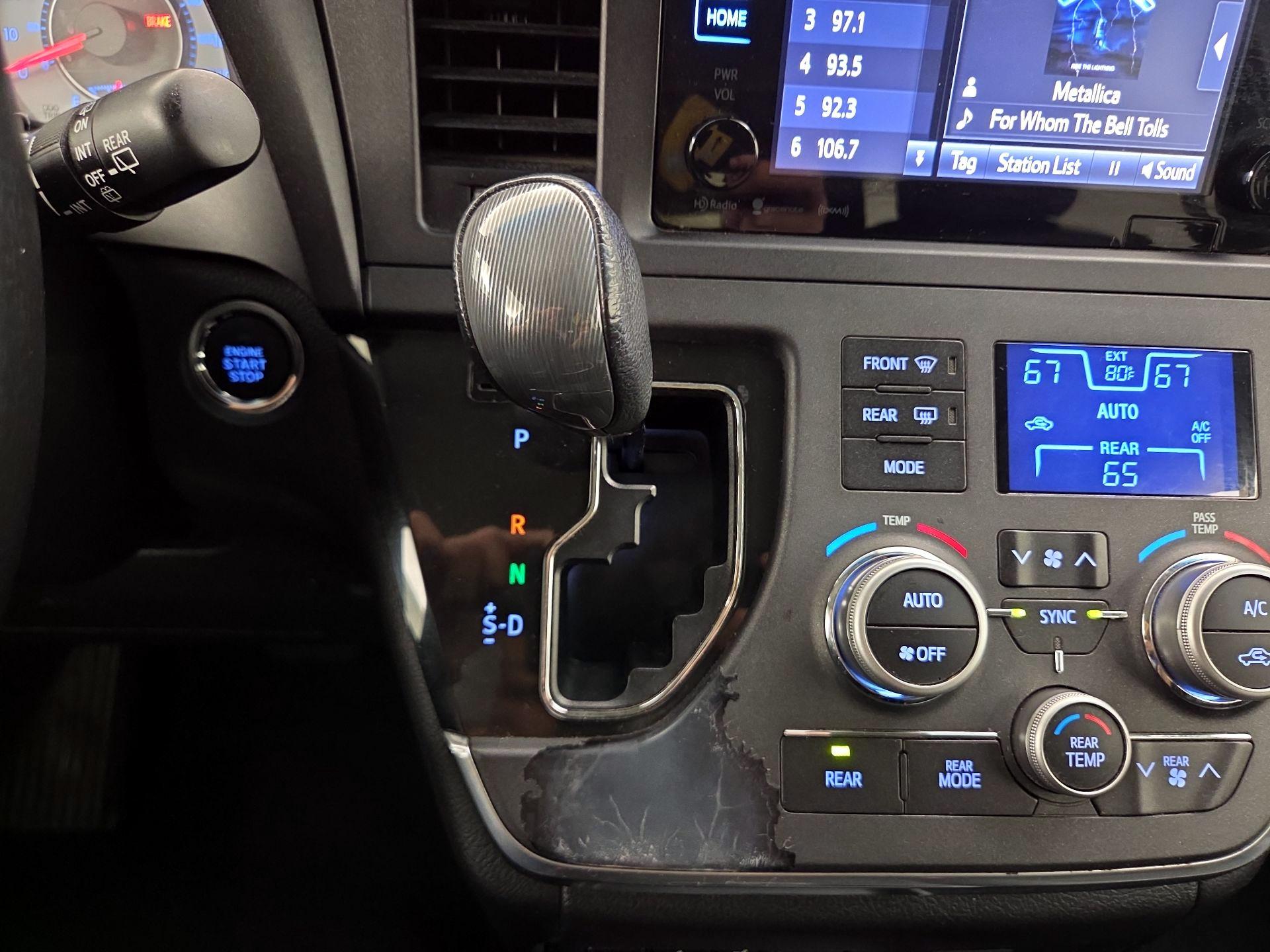 Thumbnail: 2017 Toyota Sienna - 18