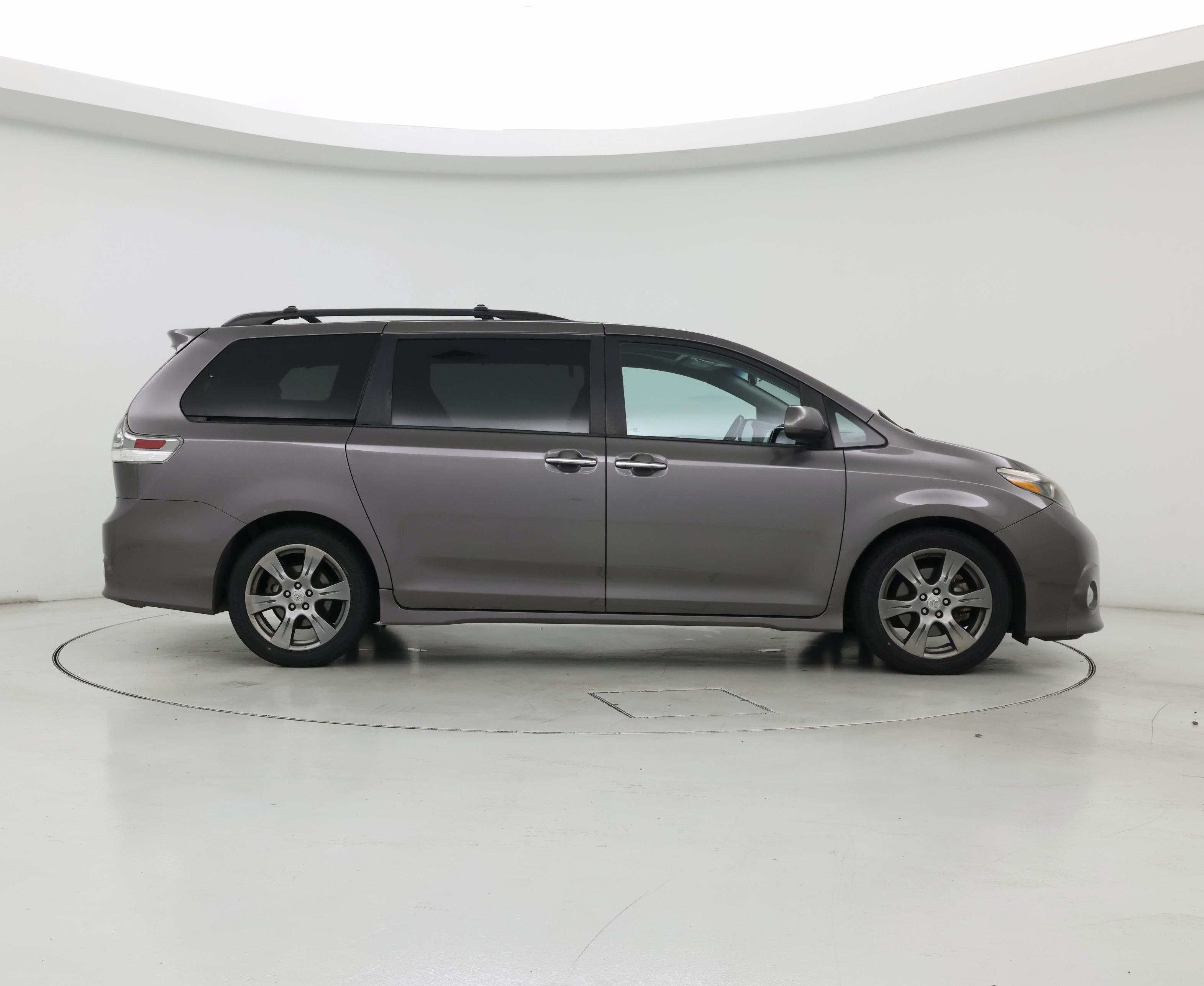 Thumbnail: 2017 Toyota Sienna - 7