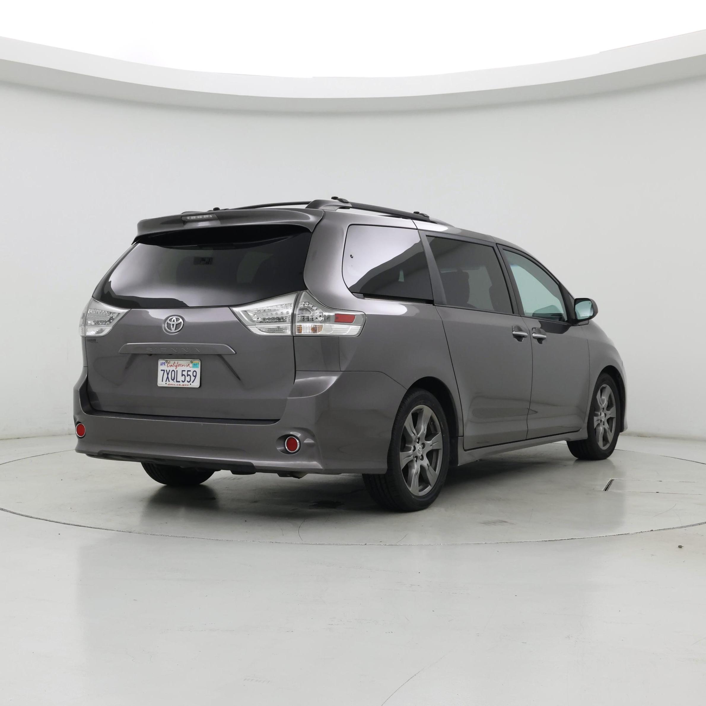 Thumbnail: 2017 Toyota Sienna - 8