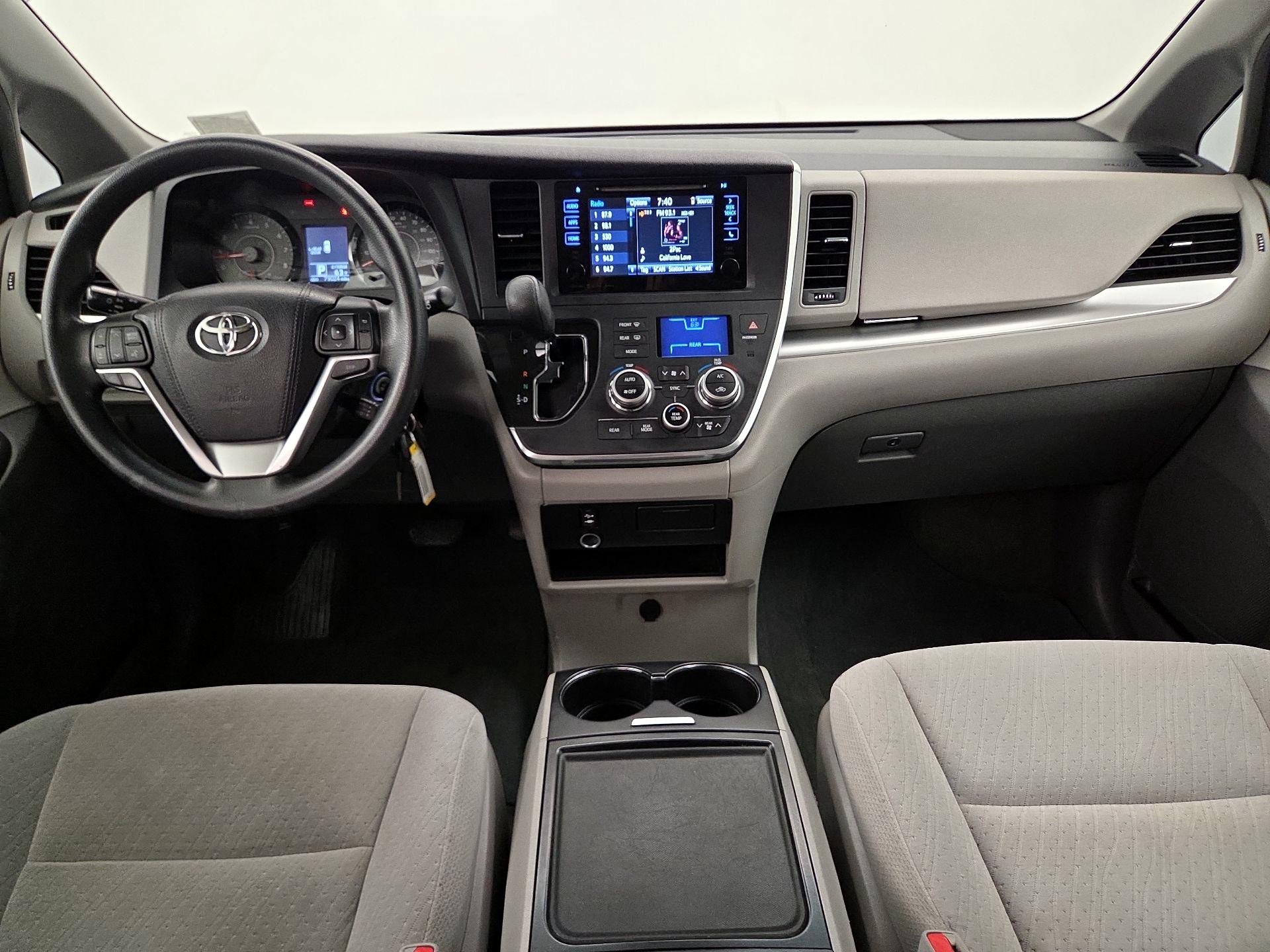 Thumbnail: 2016 Toyota Sienna - 9
