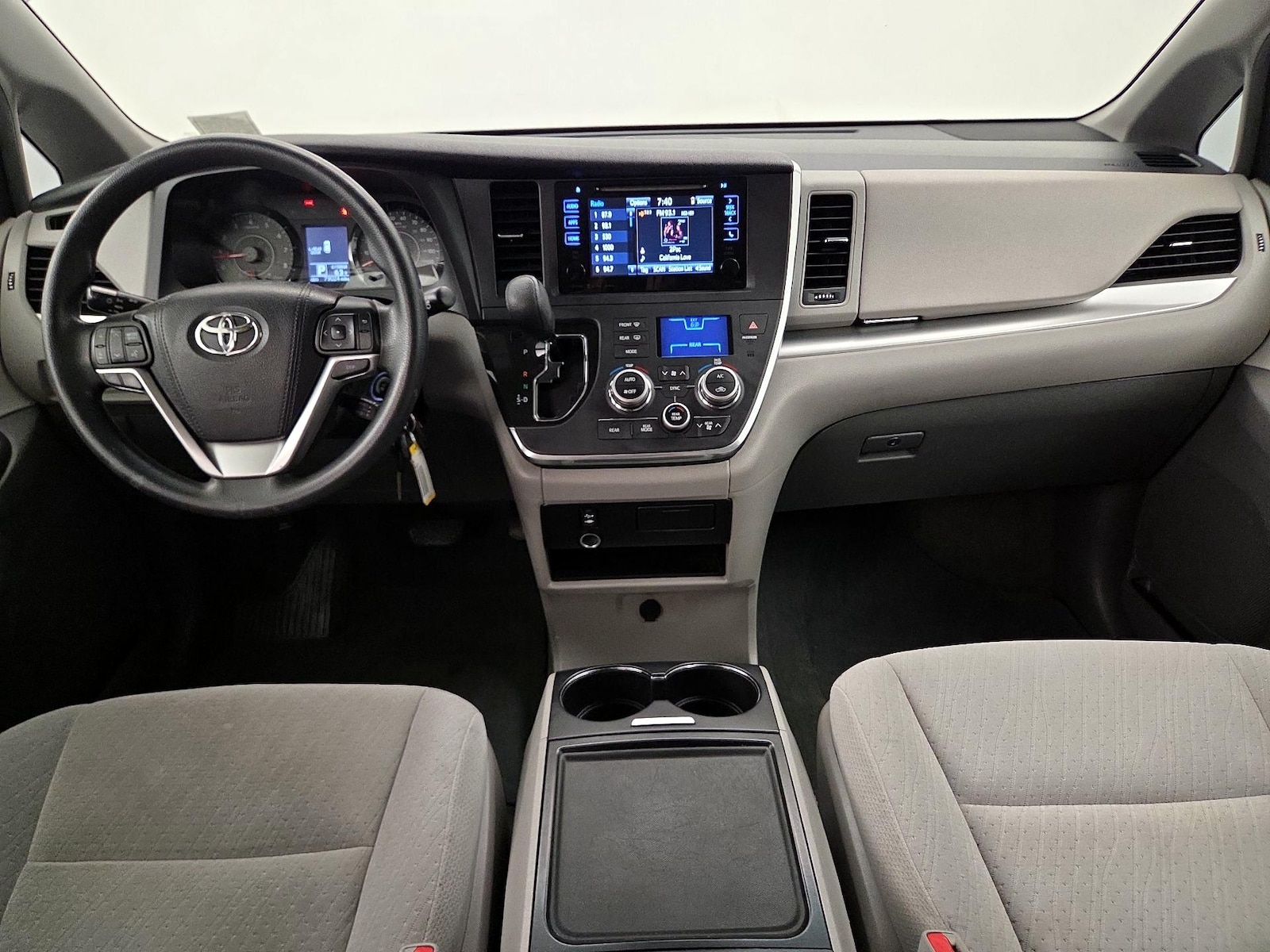 2016 Toyota Sienna LE - Photo 10