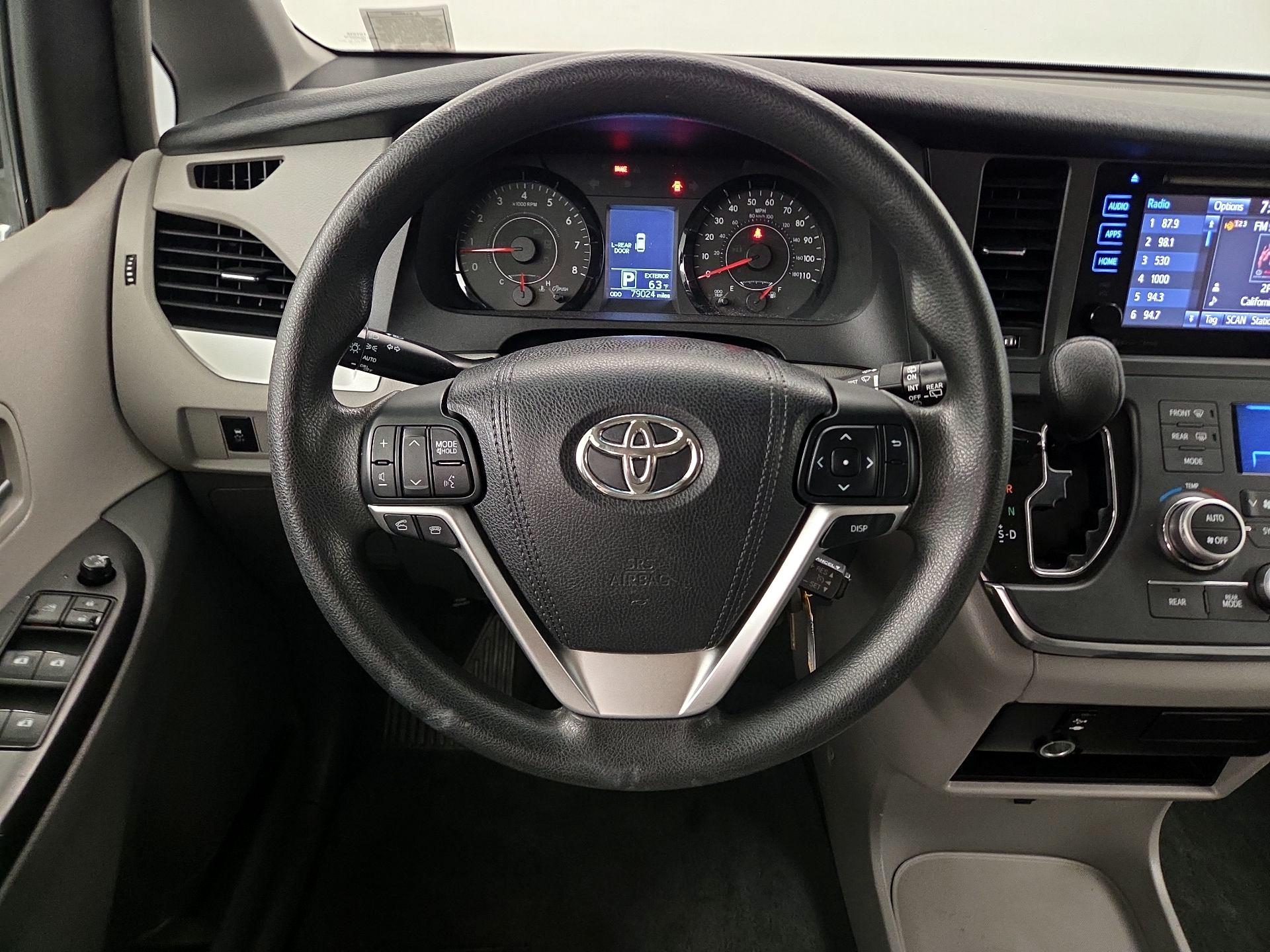 Thumbnail: 2016 Toyota Sienna - 10