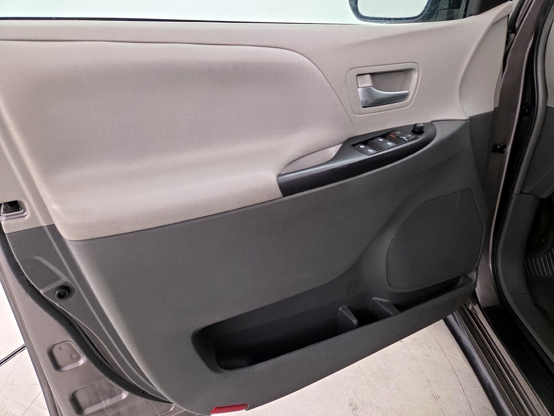 Thumbnail: 2016 Toyota Sienna - 12