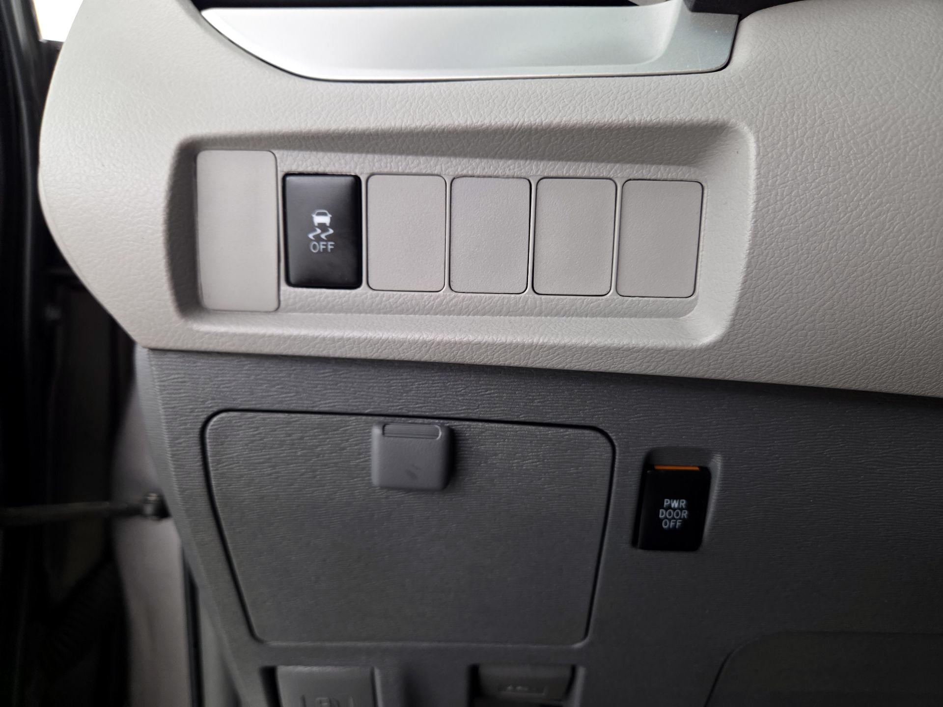 Thumbnail: 2016 Toyota Sienna - 13