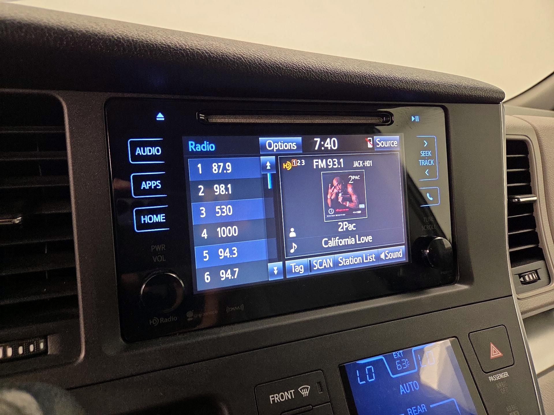 Thumbnail: 2016 Toyota Sienna - 15