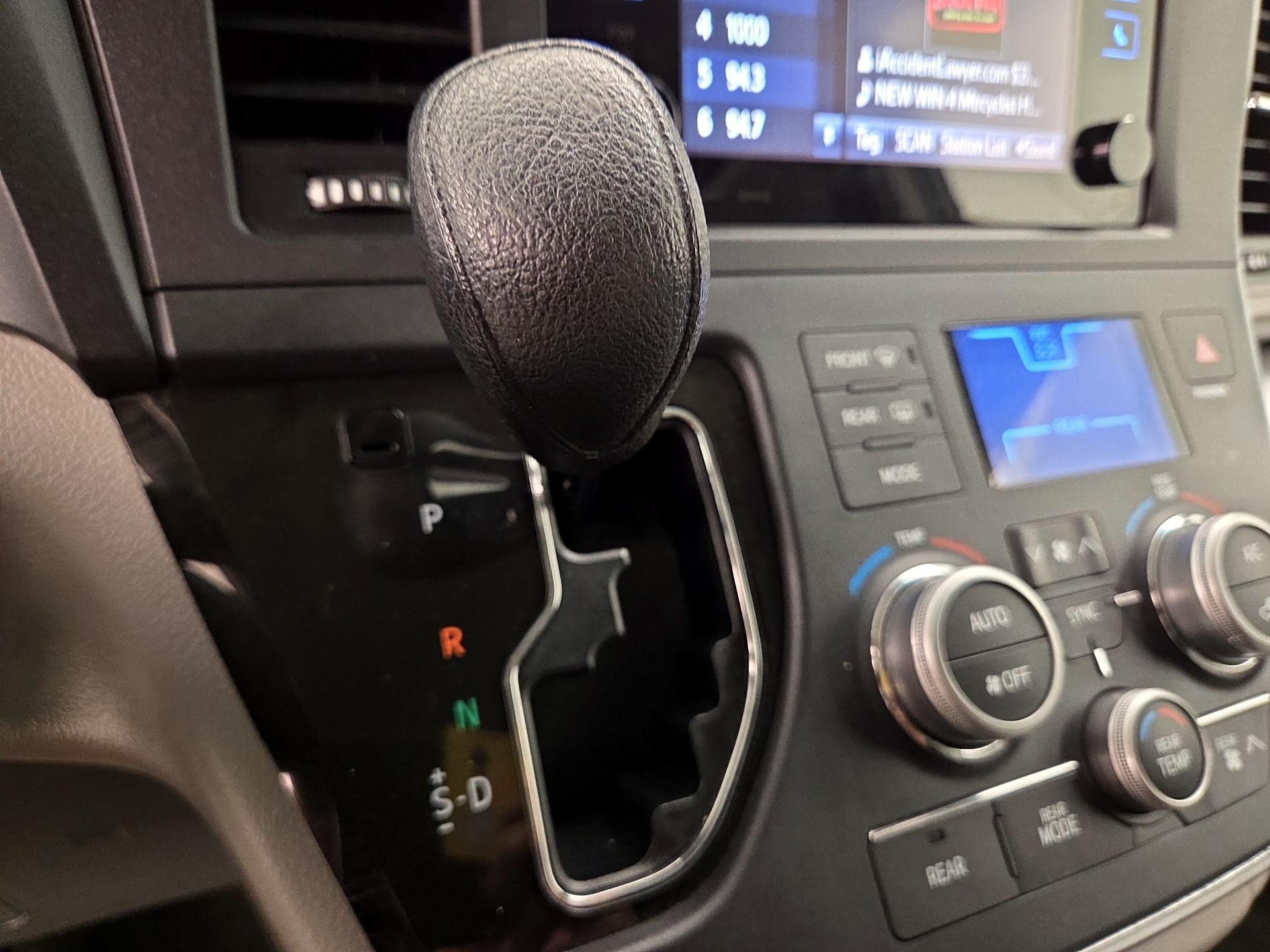 Thumbnail: 2016 Toyota Sienna - 17
