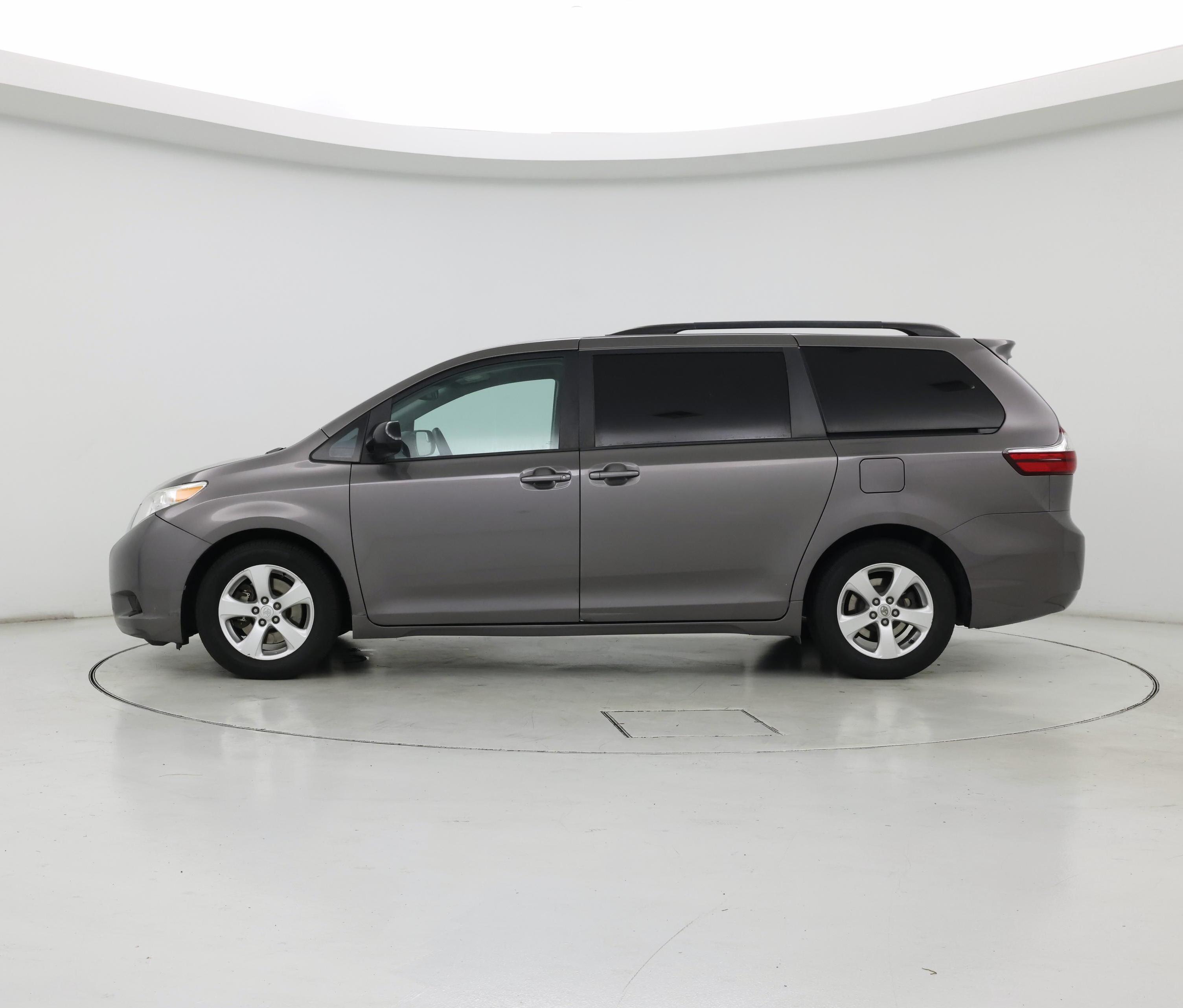 Thumbnail: 2016 Toyota Sienna - 3