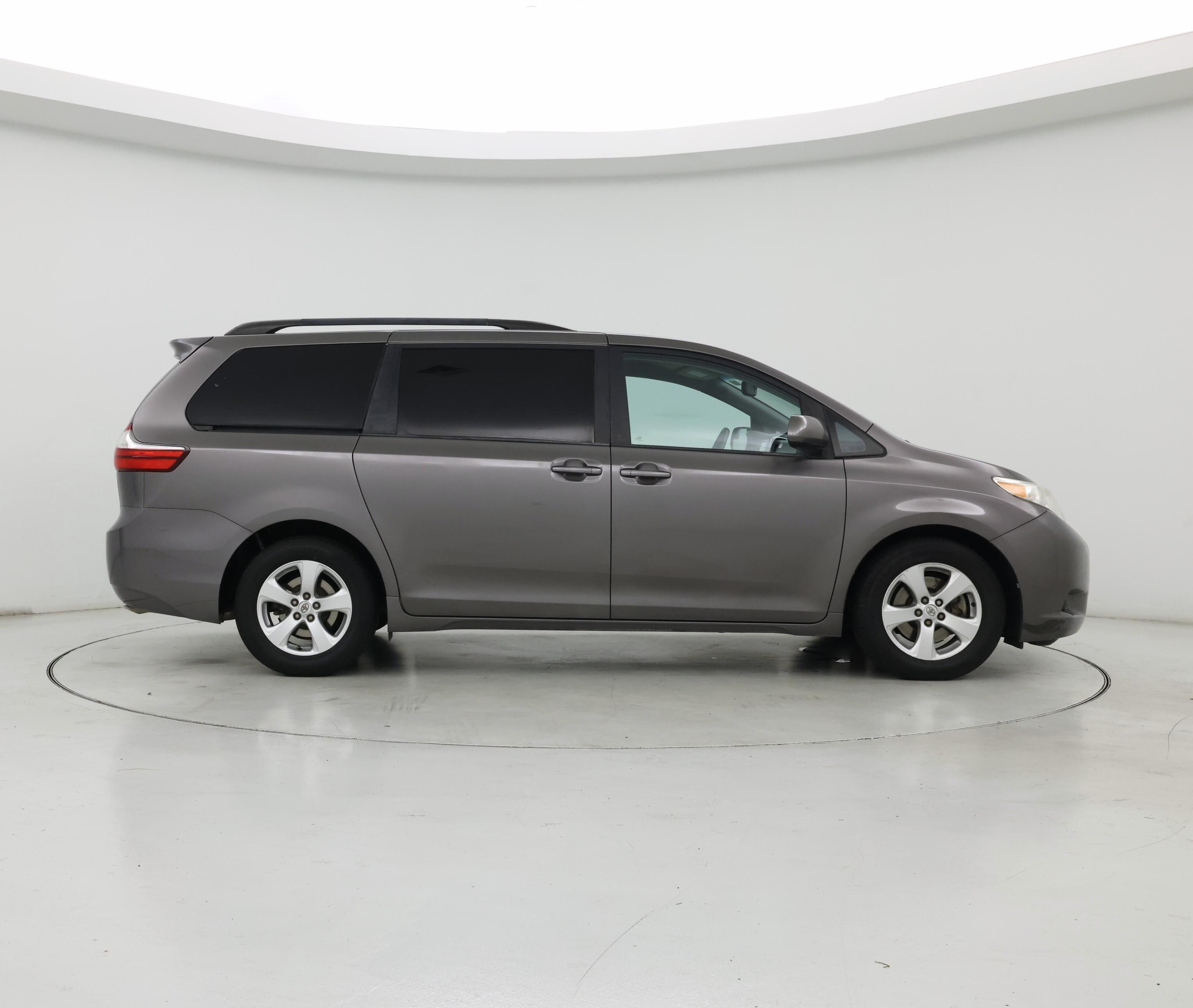 Thumbnail: 2016 Toyota Sienna - 7
