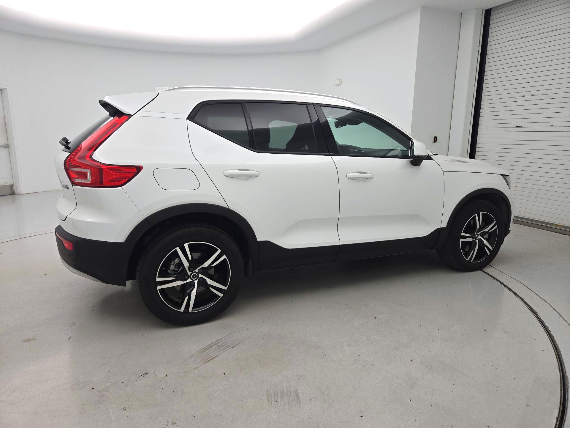 Thumbnail: 2023 Volvo XC40 - 4