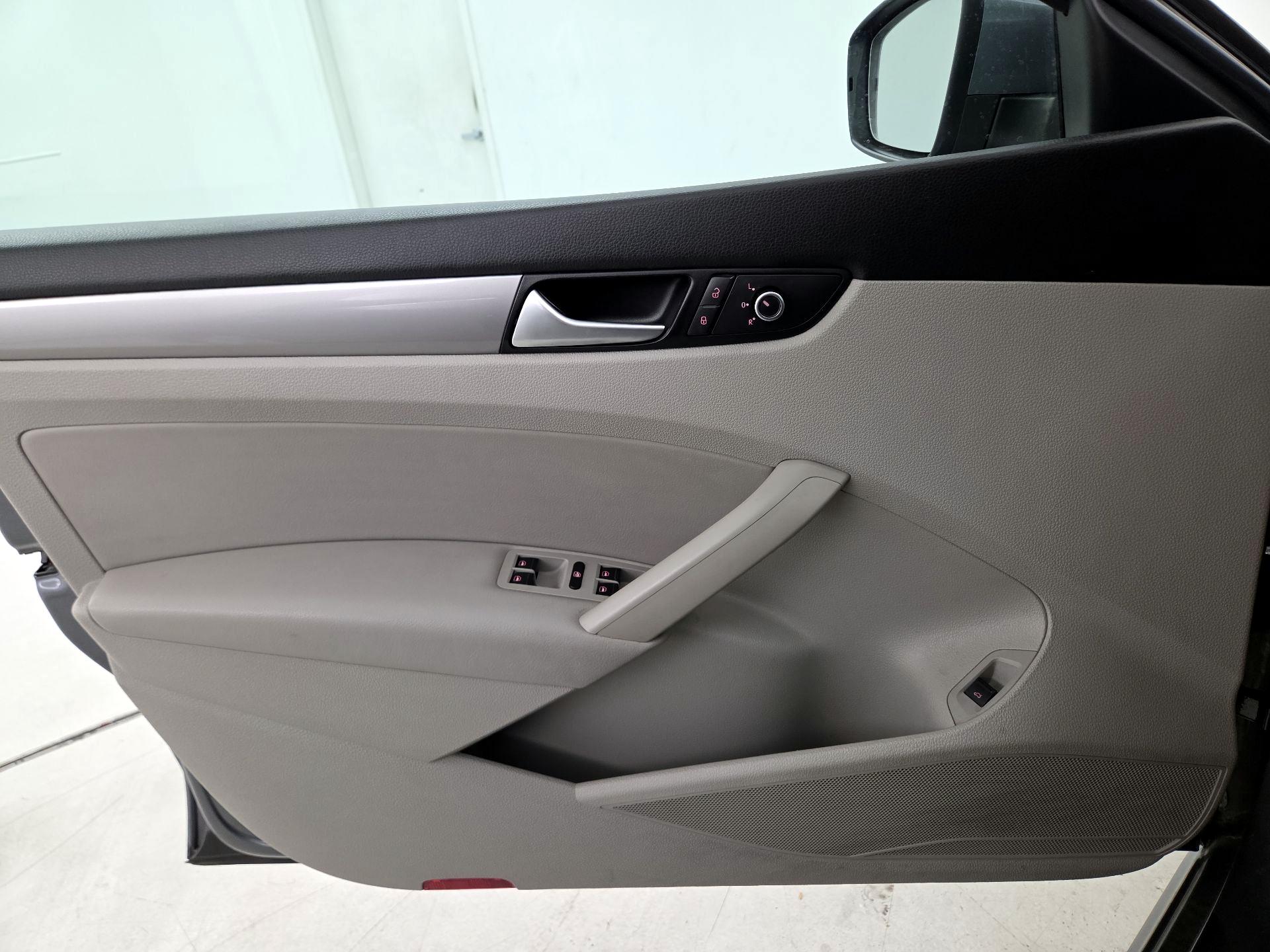 Thumbnail: 2015 Volkswagen Passat - 12