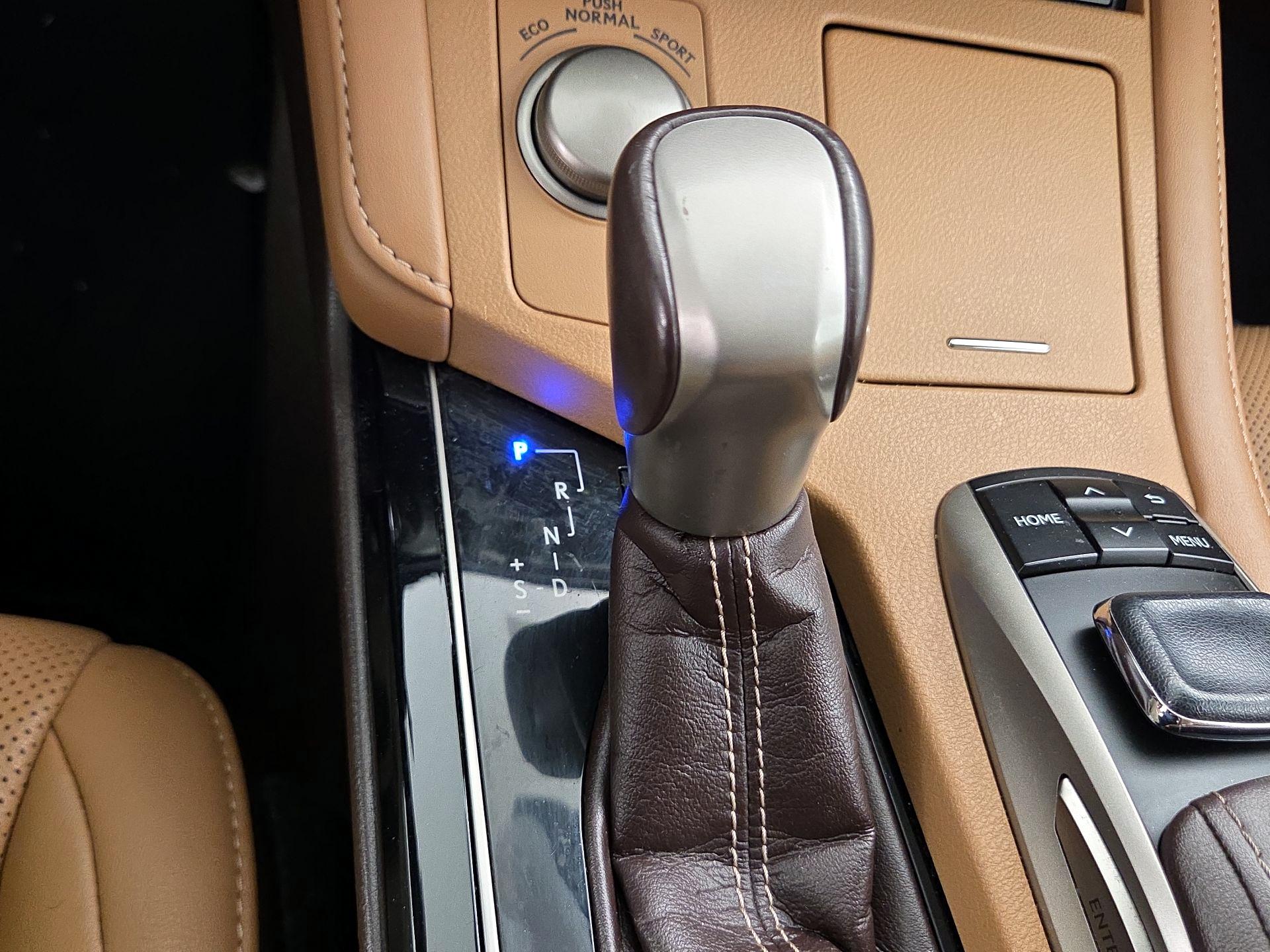 Thumbnail: 2018 Lexus ES - 18