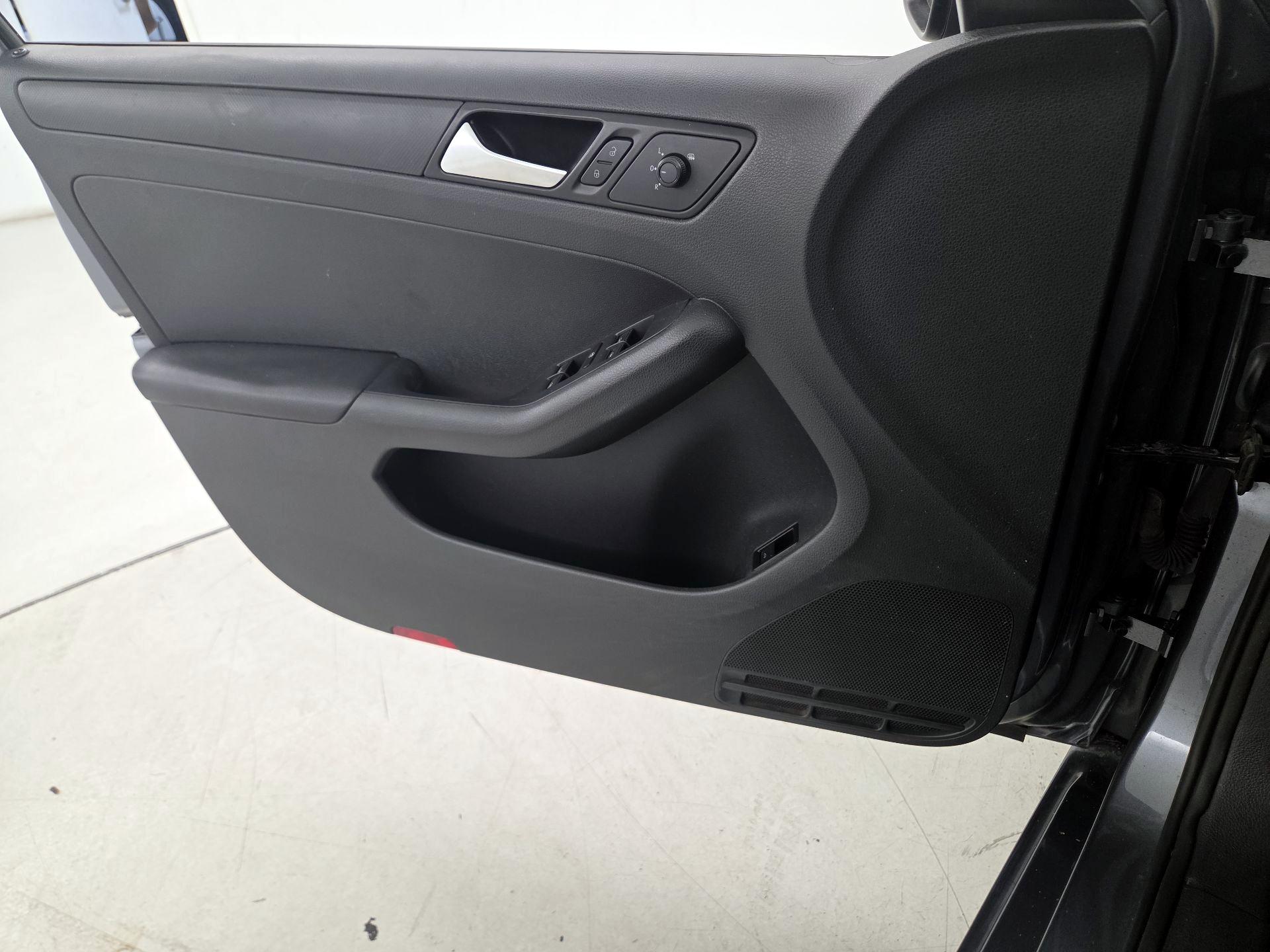 Thumbnail: 2015 Volkswagen Jetta - 12