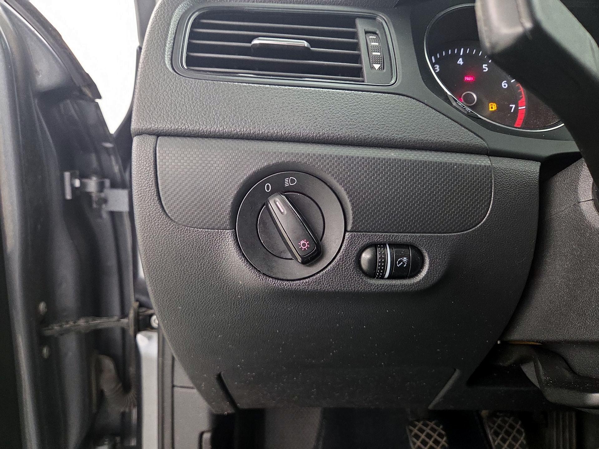 Thumbnail: 2015 Volkswagen Jetta - 13